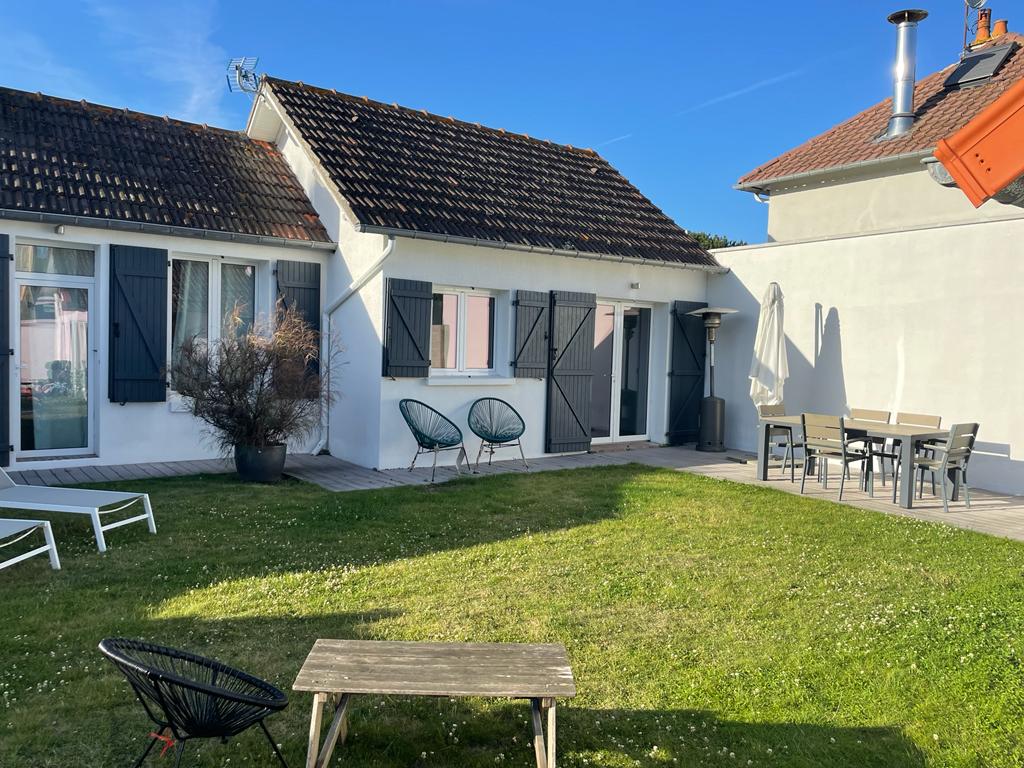 Charming house with garden 200 m from the beach