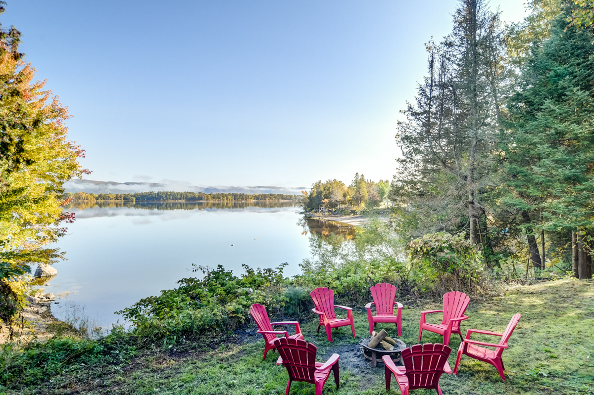 Sprawling Riverside Retreat with HotTub & Sauna