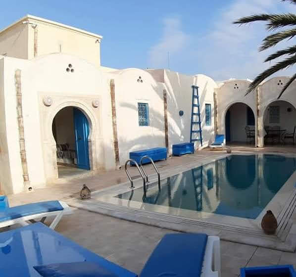 Large suite with kitchen and pool in a Houch
