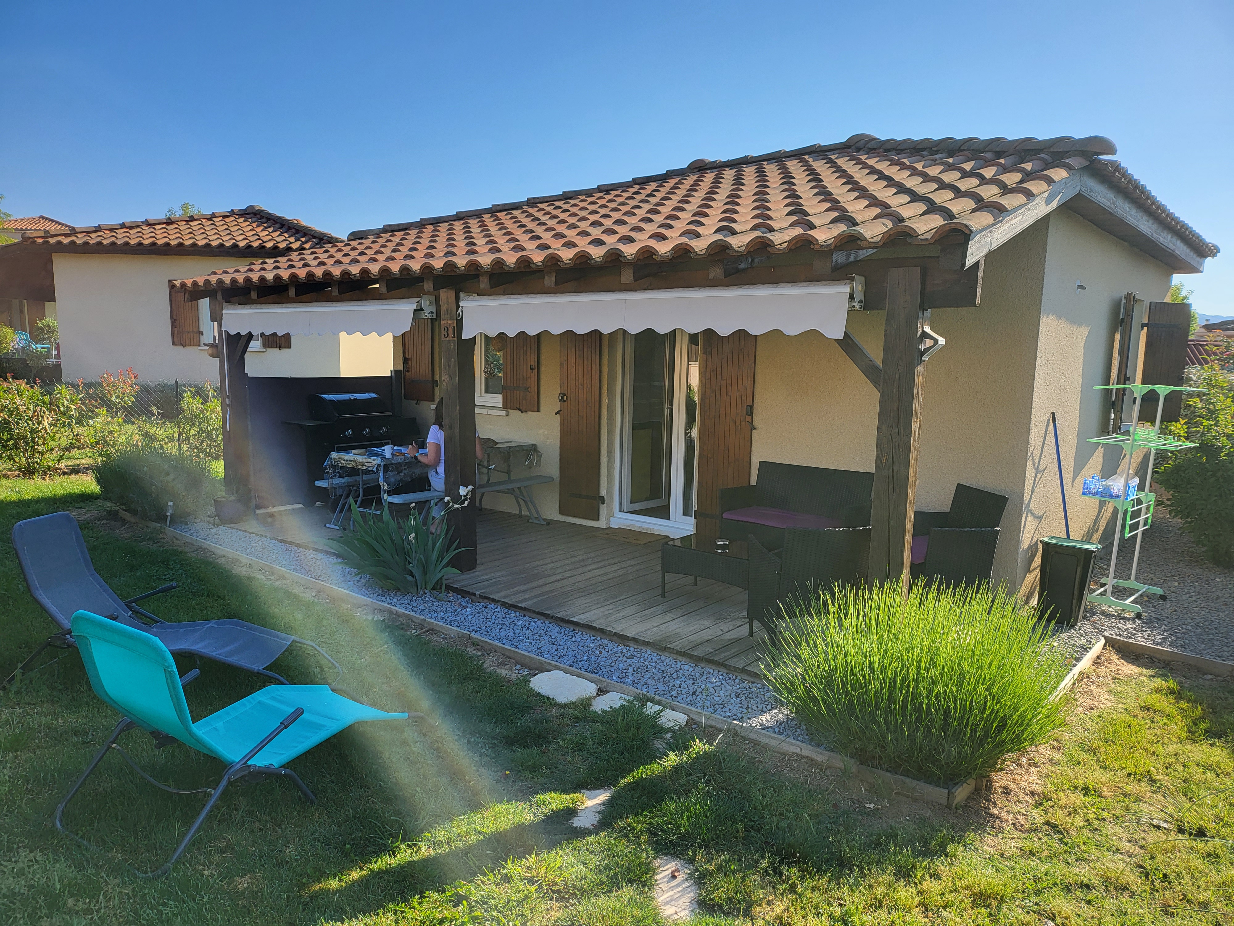 Air-conditioned Mazet, enclosed garden and 2/4 pers pool.