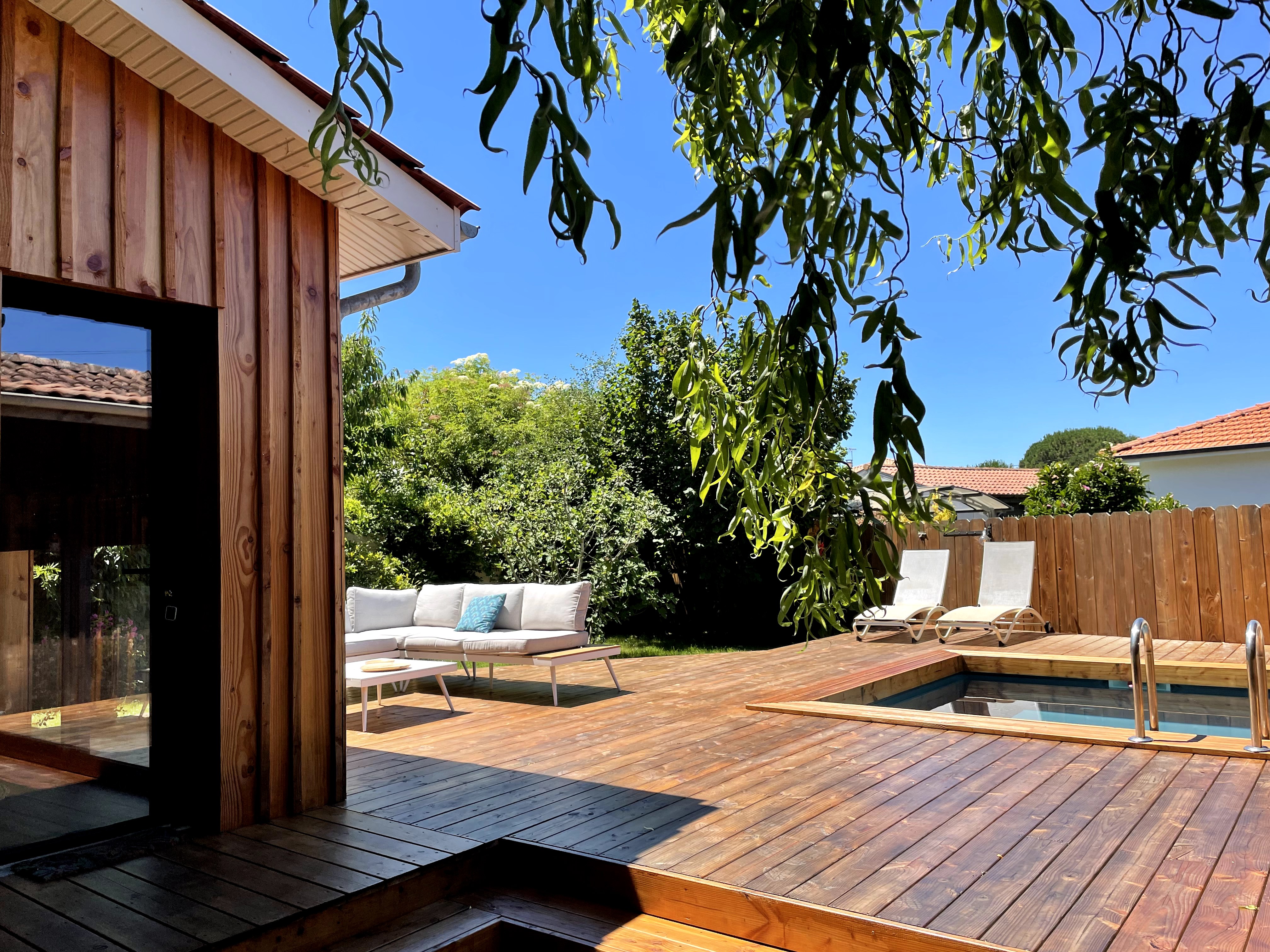 Welcoming wooden house, quiet with pool