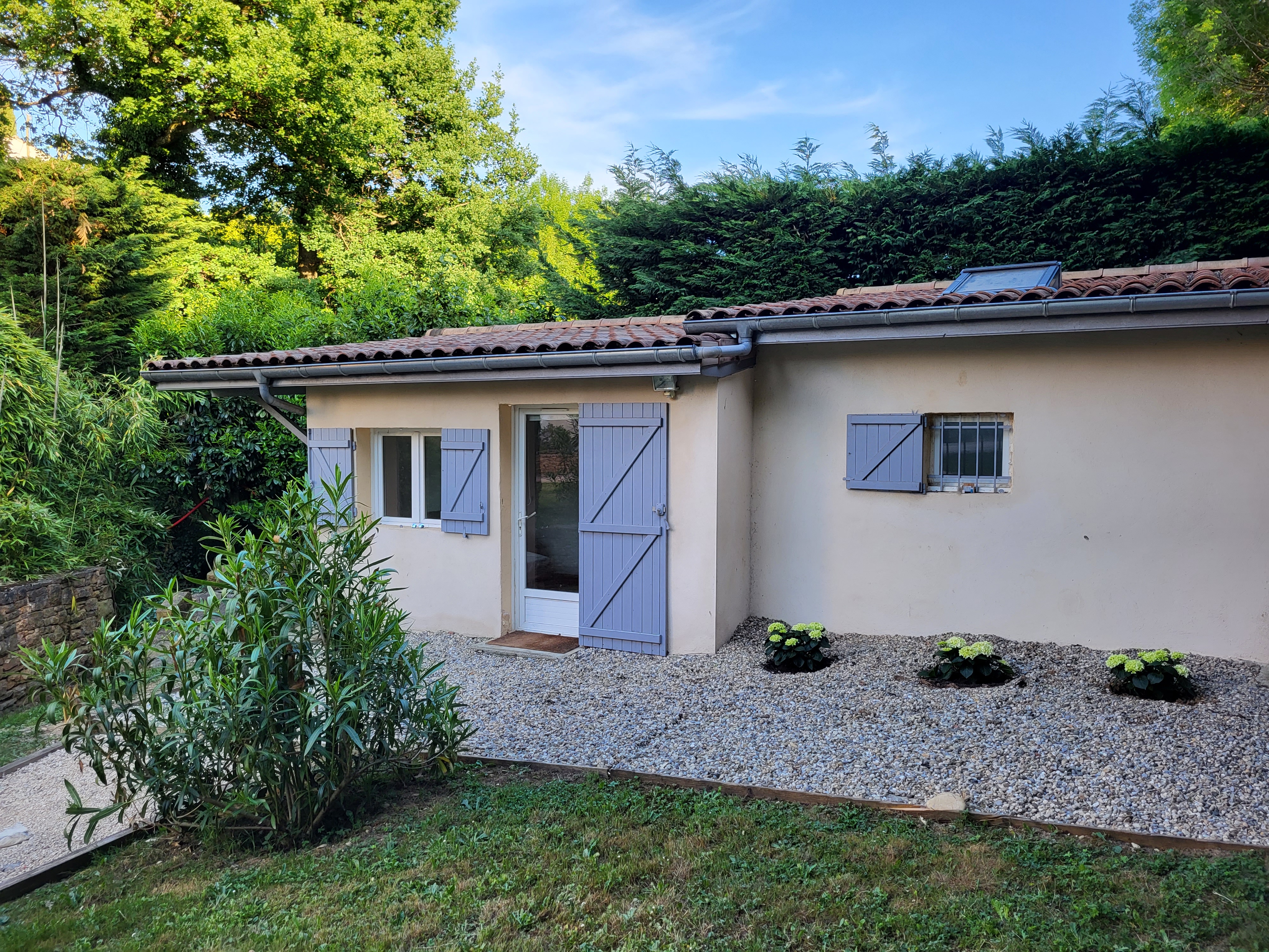 STUDIO Ecully very quiet near bus and highway