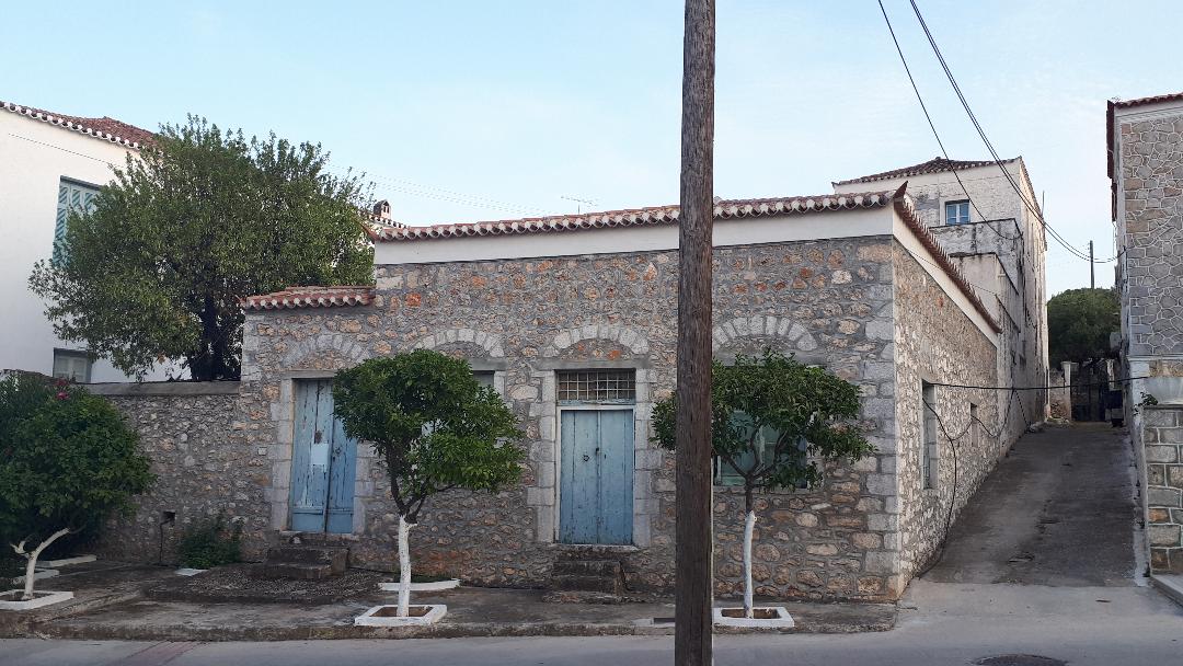 Well-kept townhouse home from 1924