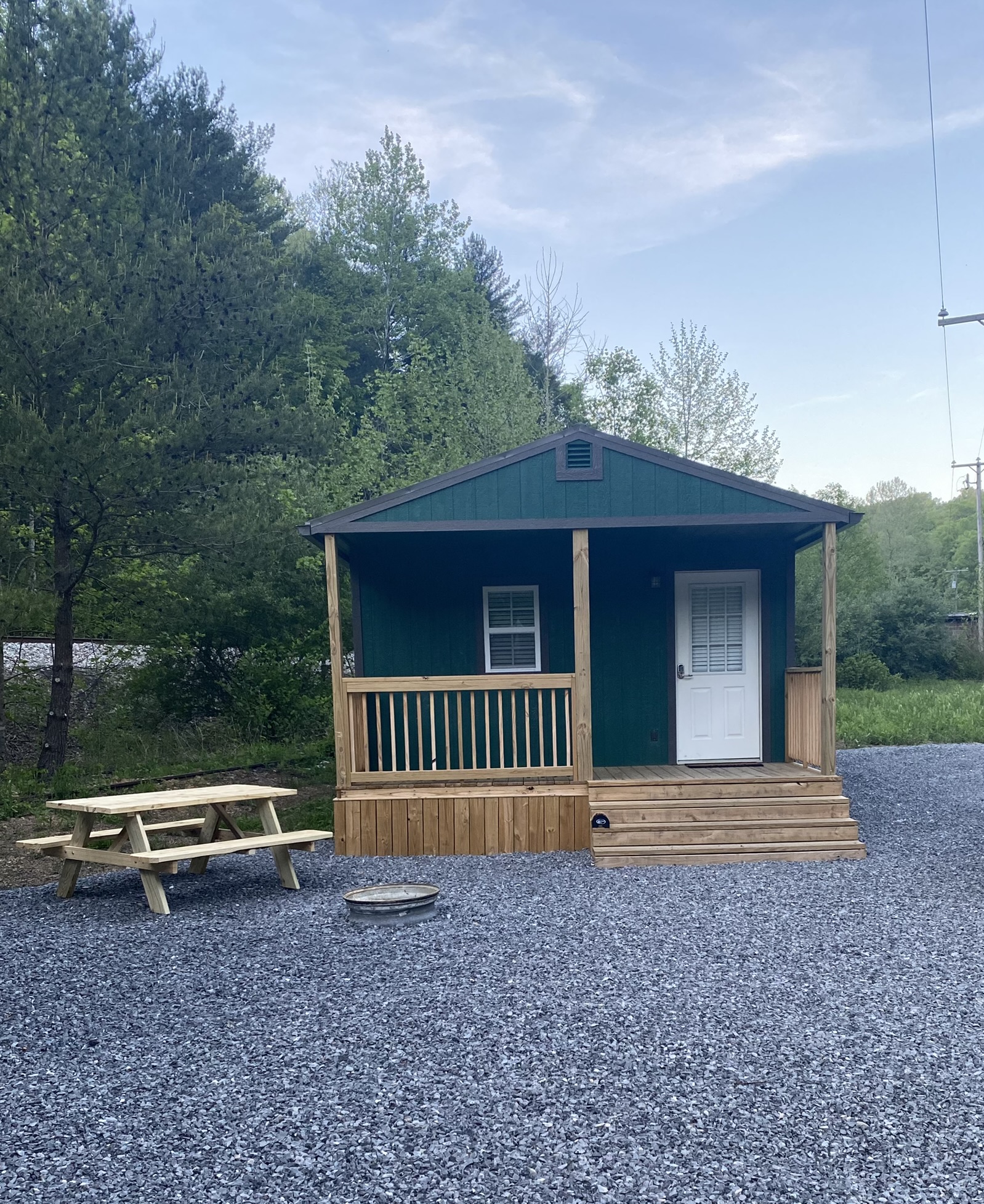 *NEW* Spacious cabin in Mullens close to trails Cabins for Rent in