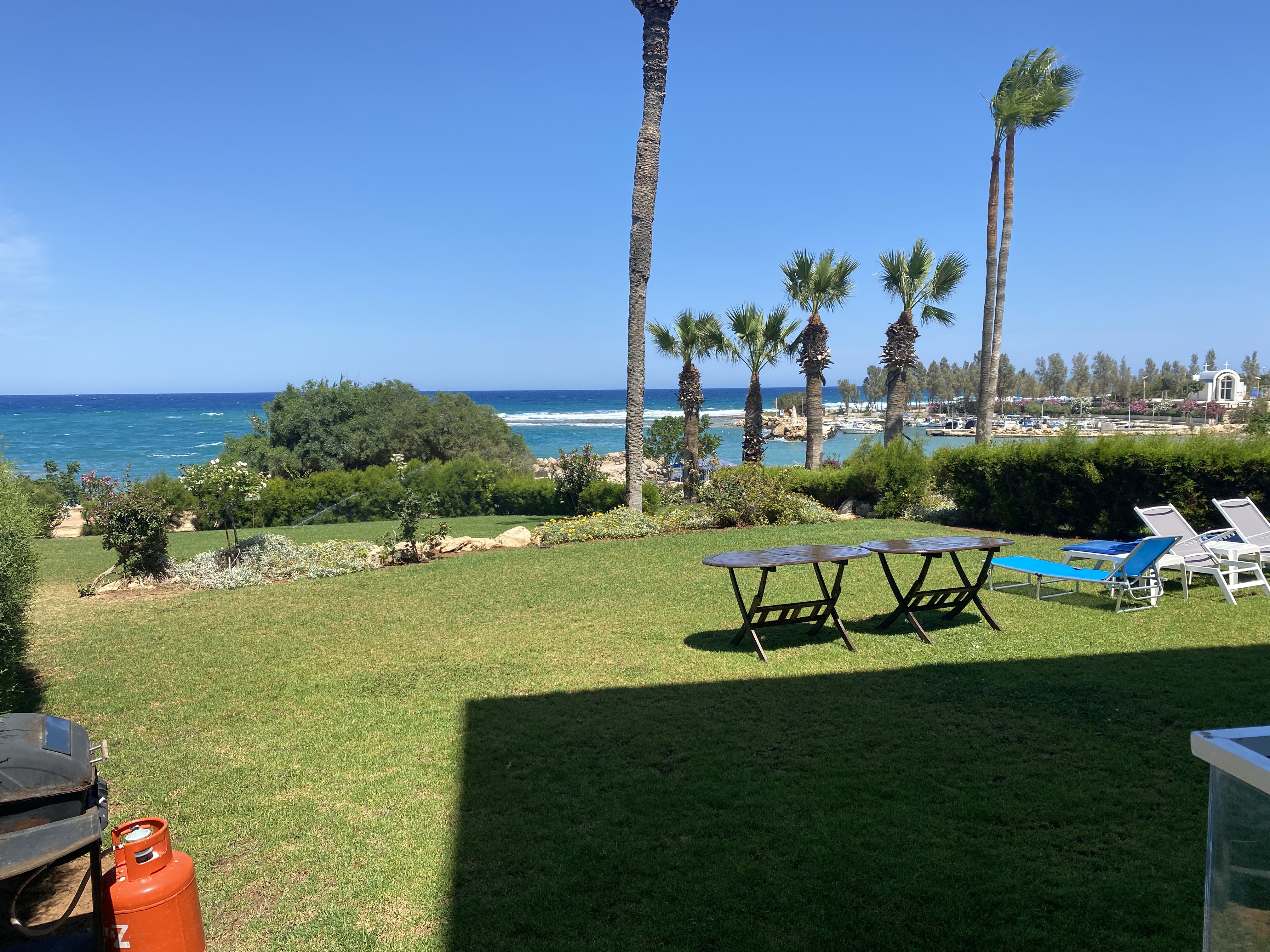 The Seaside Lawn 
La Pelouse by the Sea