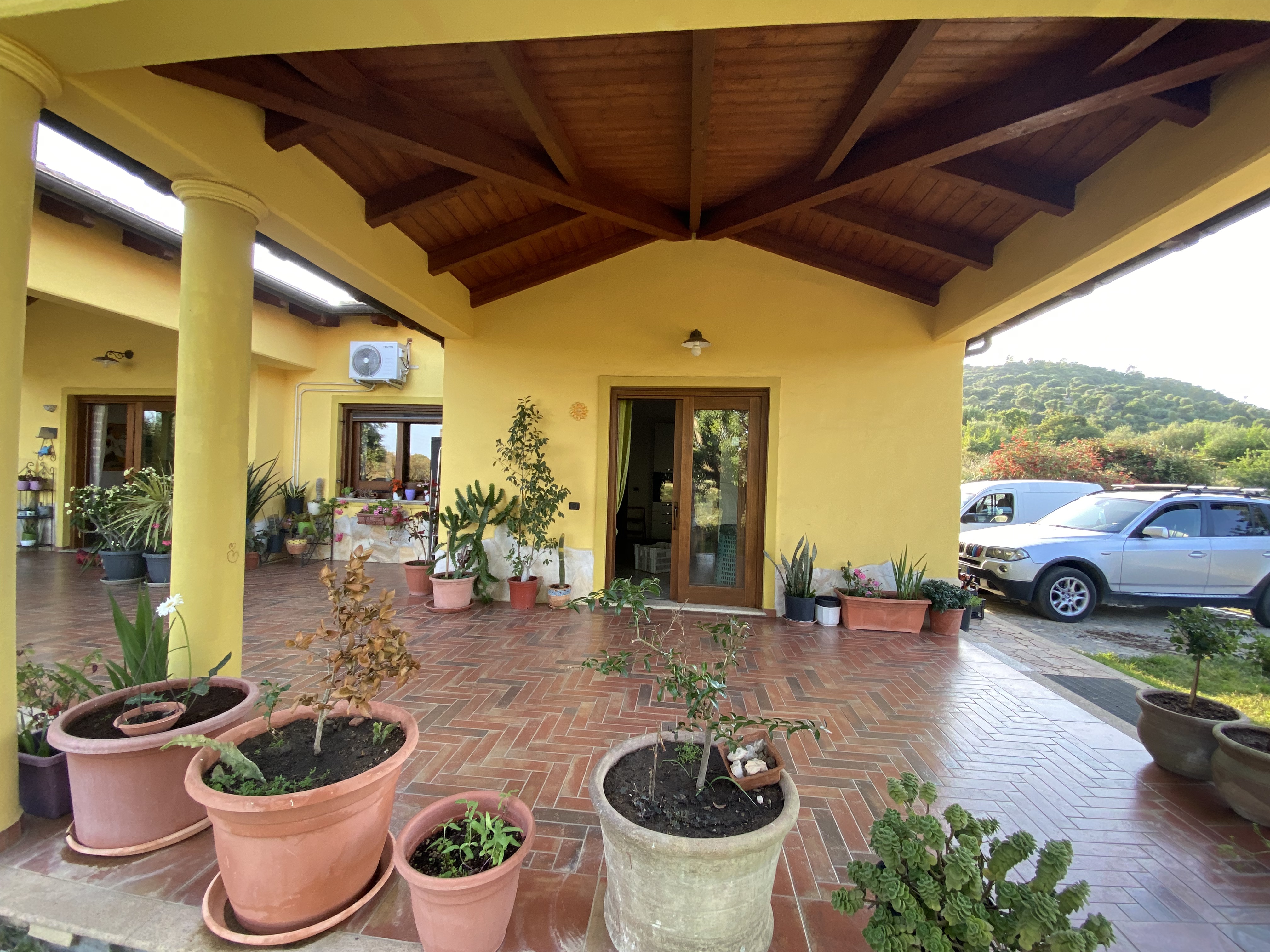 Charming villa with pool and parking