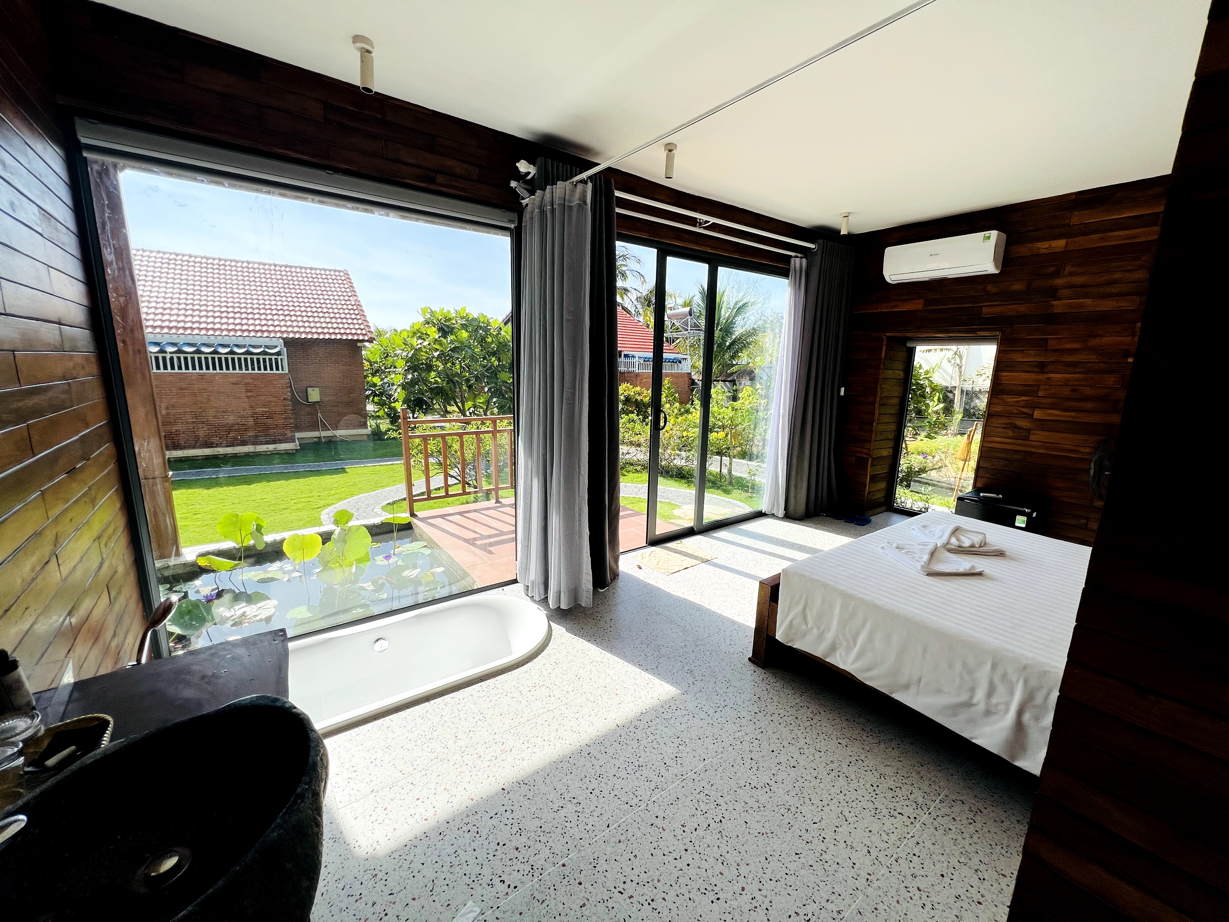 Lotus Home, Lazy day house with bathtub
