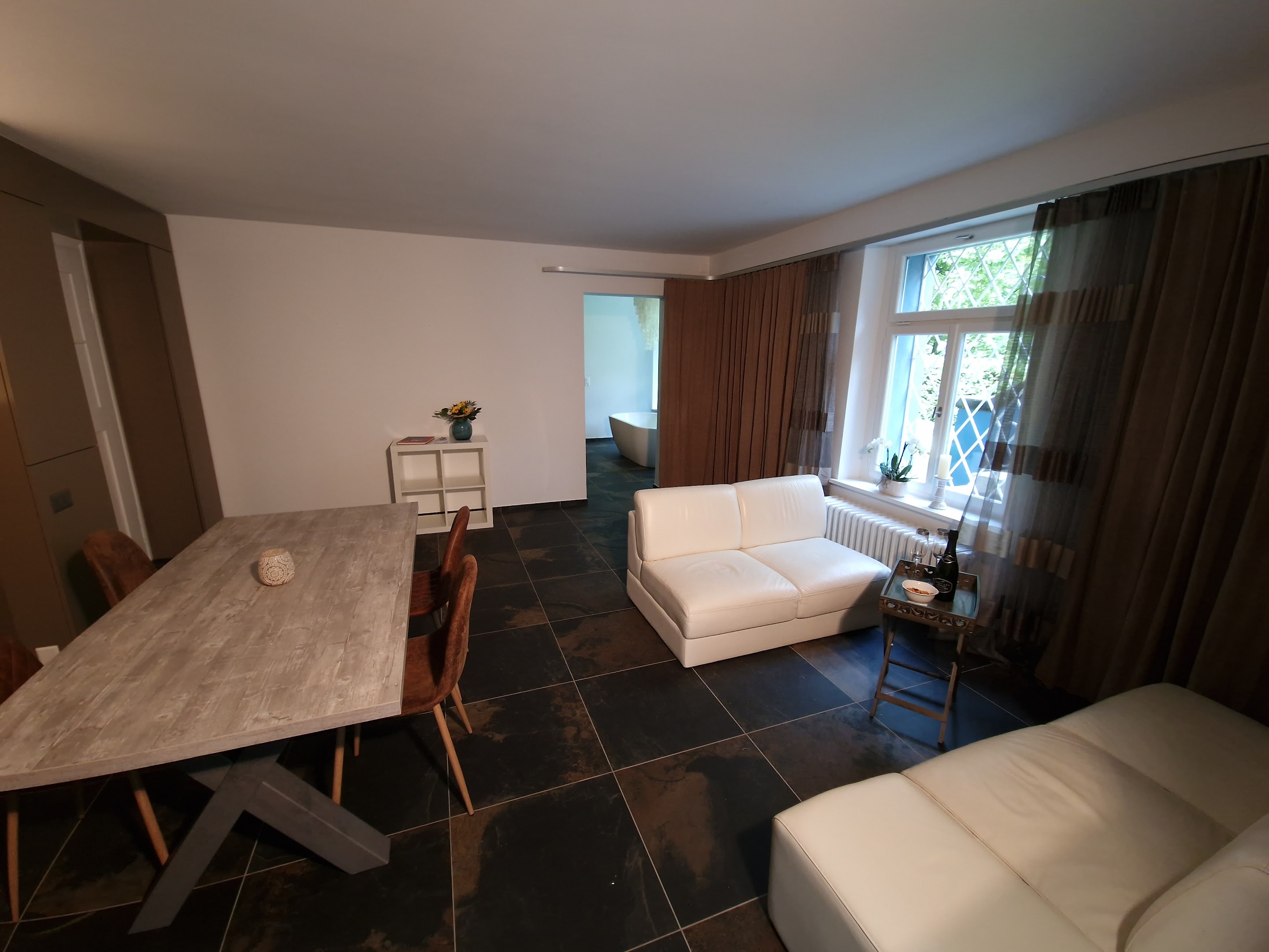 Stylish apartment with a garden in an old villa (90m2)