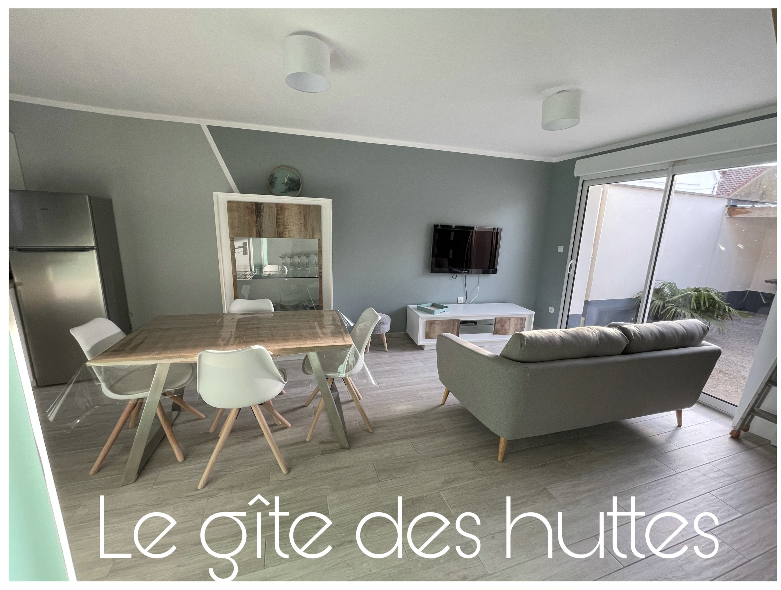 Charming cottage in the heart of the huts, close to the sea