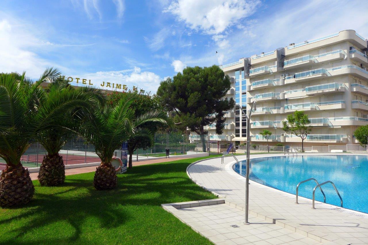 Family apartment with large pool Vacation homes for Rent in Salou