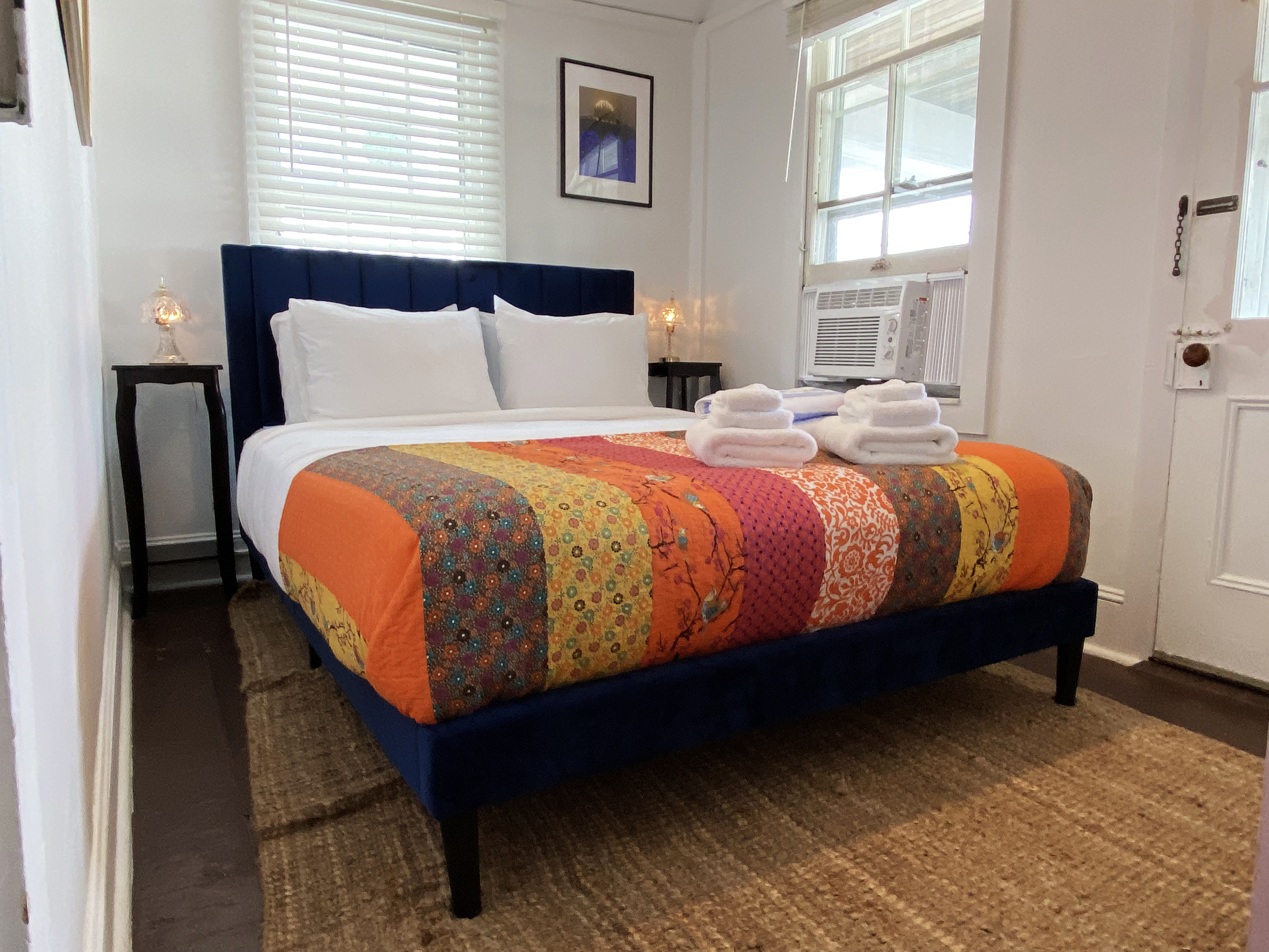 The Albert-Stylish Home 5 Mins to Beach & Main Ave