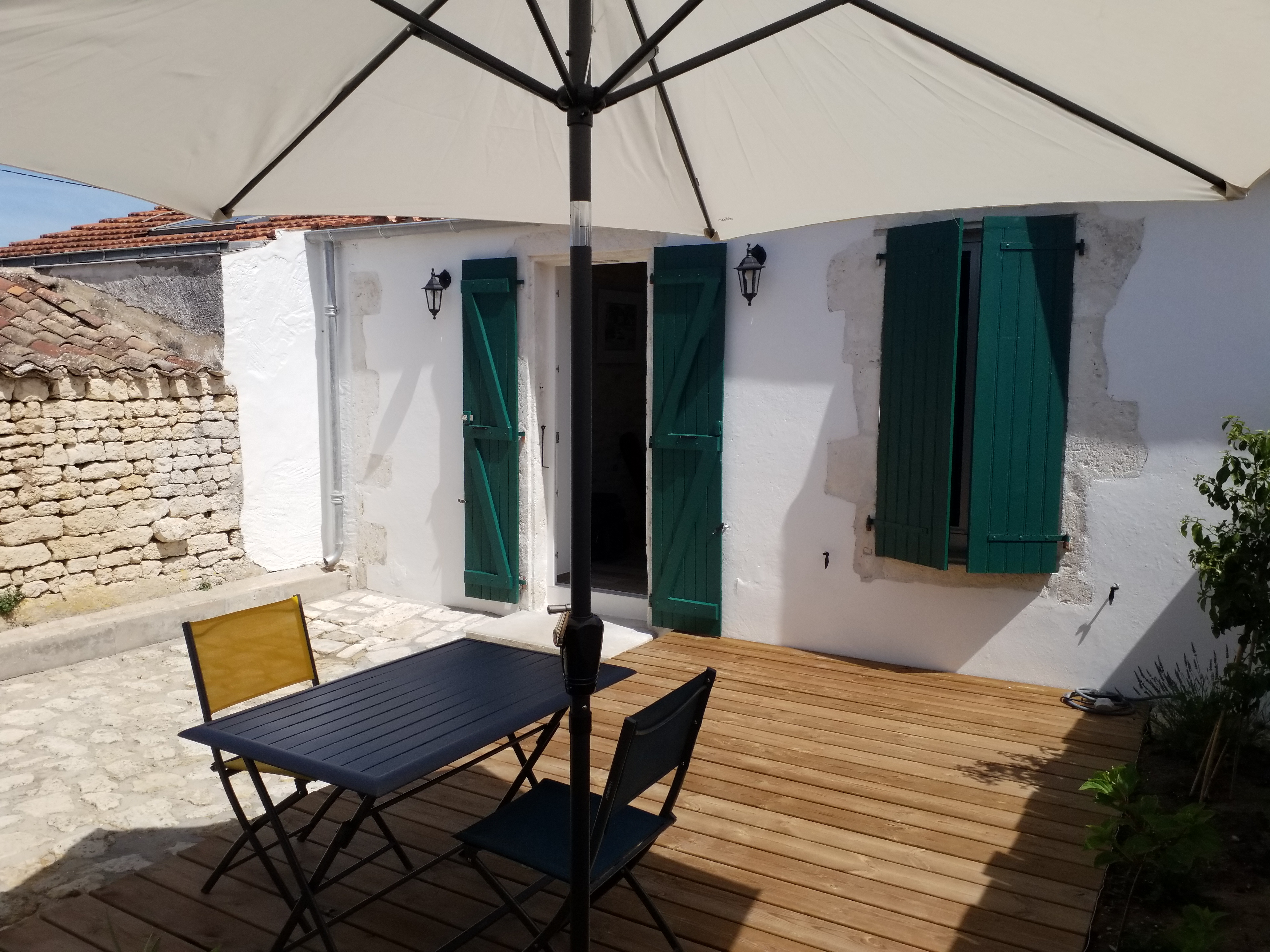 In the heart of the cotiniere 100 m from the beach