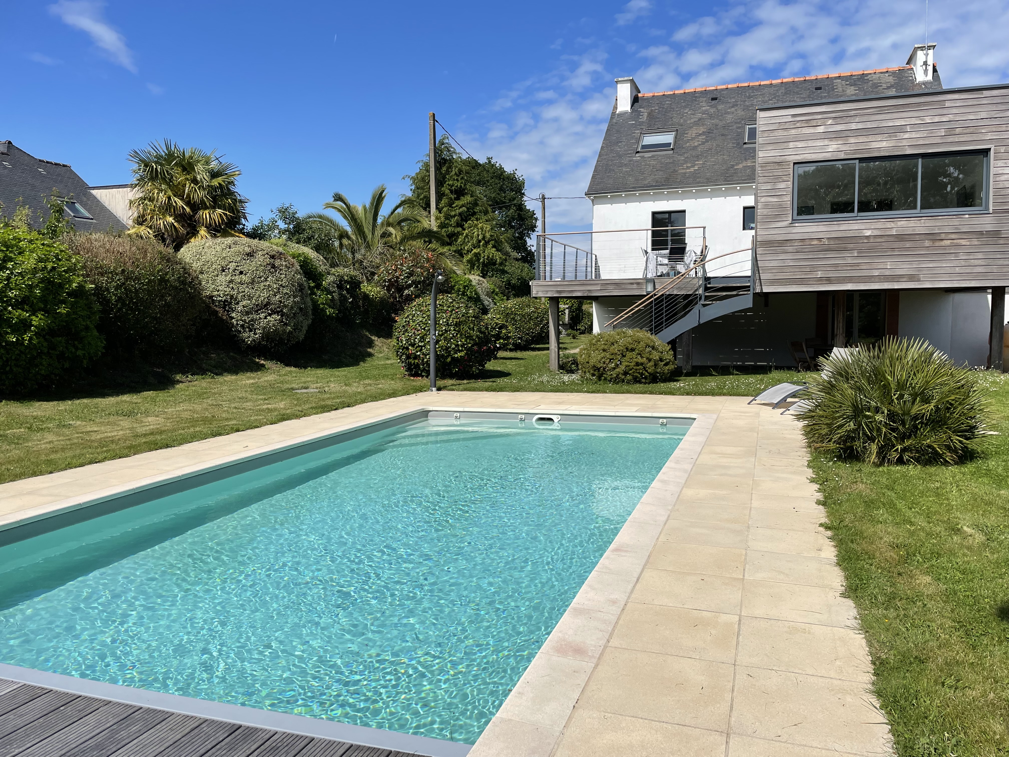 Ranked villa with heated pool, the sea on foot