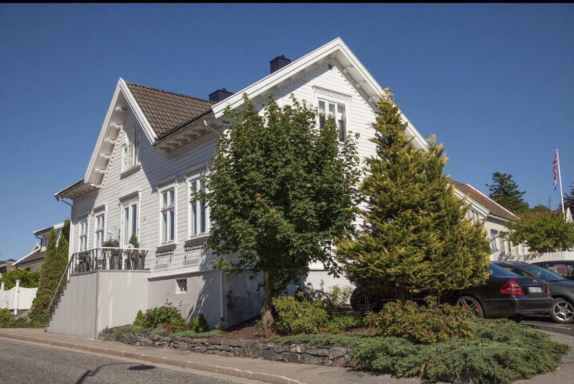 Lillesand city center, free parking, sleeps 4