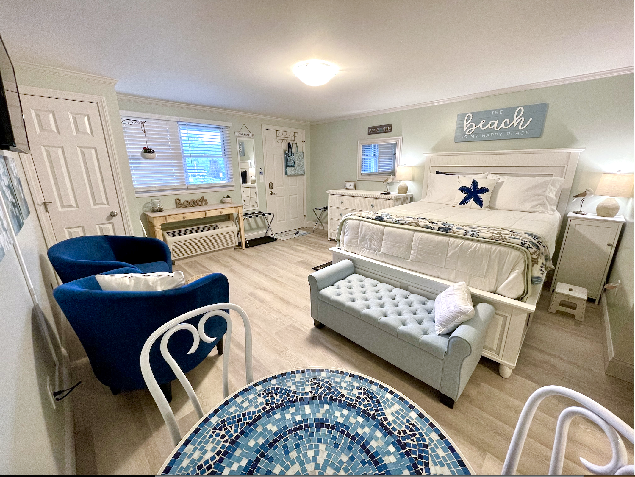 Lovely Seaglass Studio, Pool, Walk to Everything!