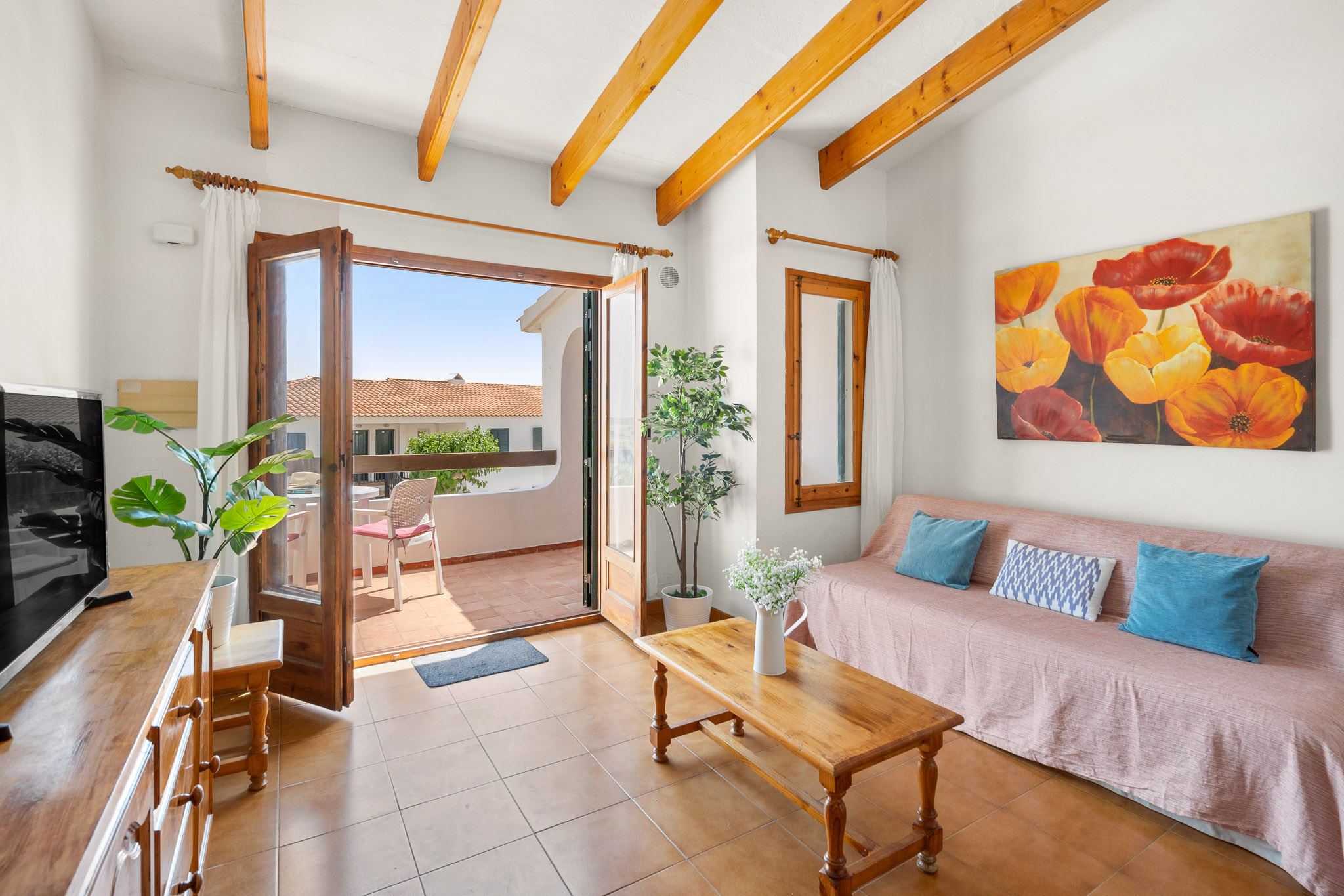 Bright Apt w/ pool & Aircon, 5 mins from the beach