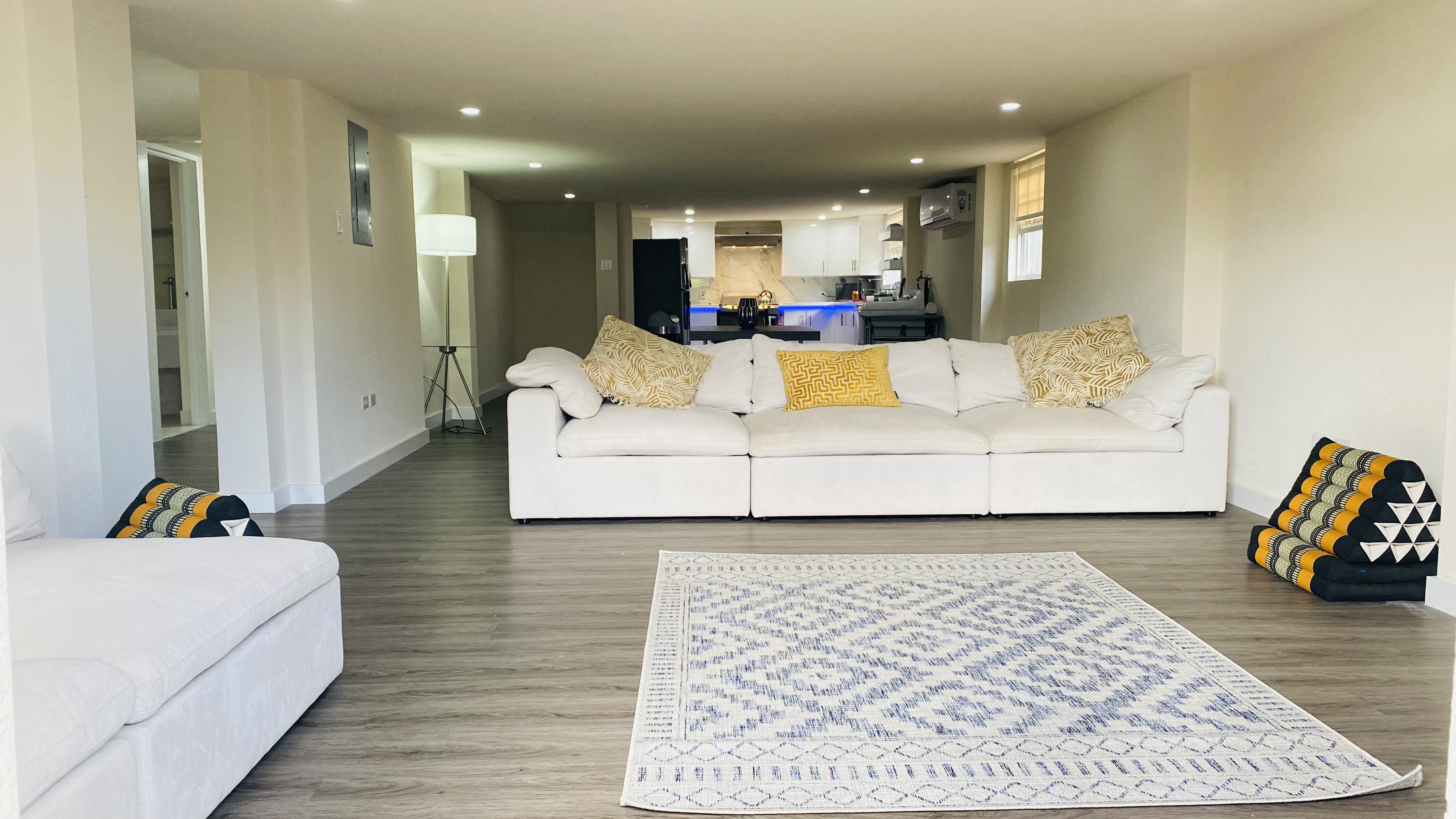 Modern 2 bedroom apartment short walk to the beach