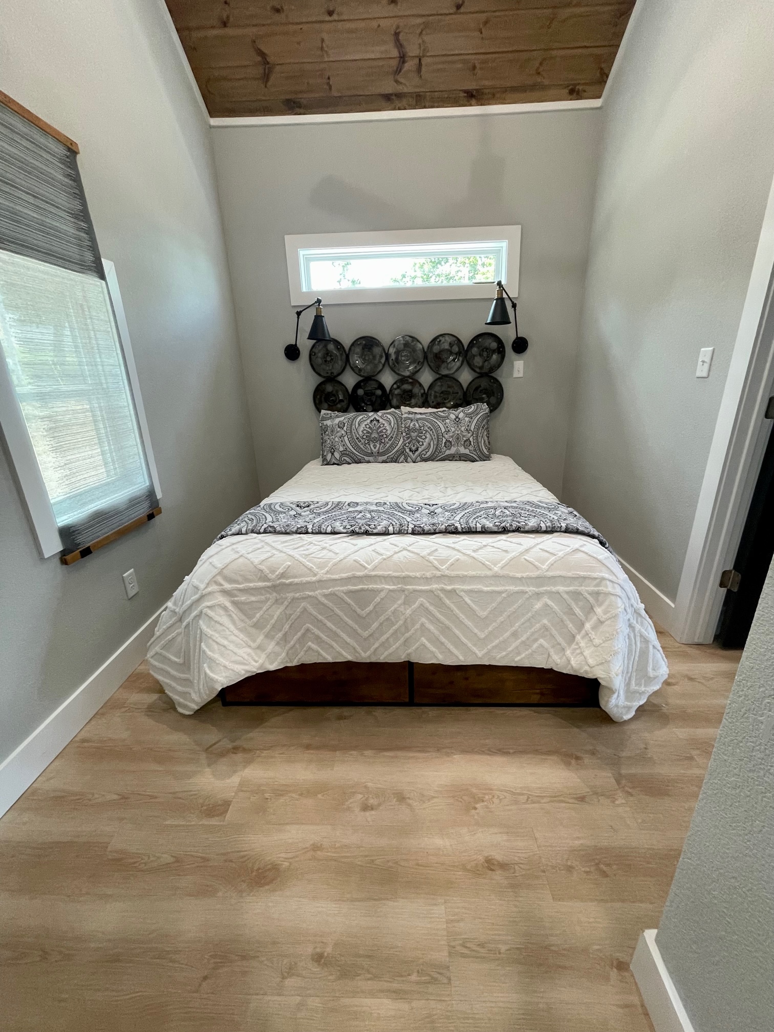 Classroom 6 Unique home right on the lake Cottages for Rent in