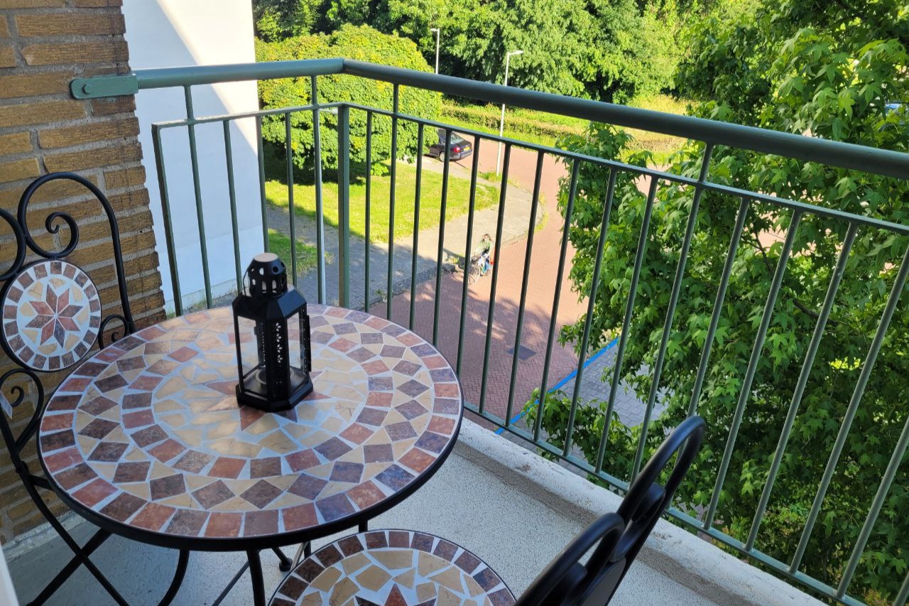 Lovely bedroom with nice balcony & green view! — Amsterdam stay
