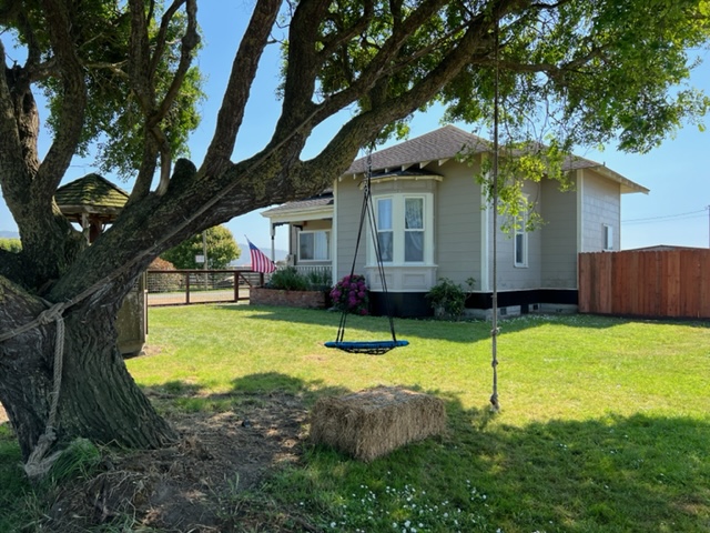 Ferndale Country Farmhouse! 2 story 3 bd house.