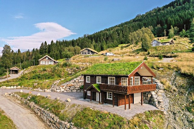 Idyllic cabin right next to the water.