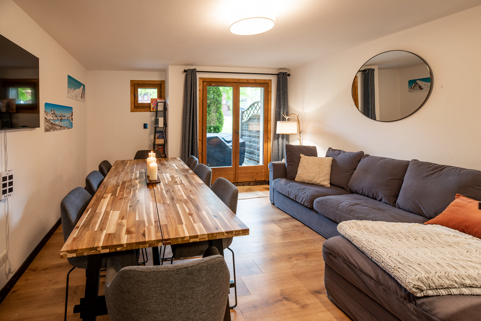 Recently refurbished 4-bed chalet close to town