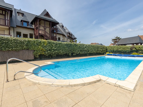 Sea view and pool