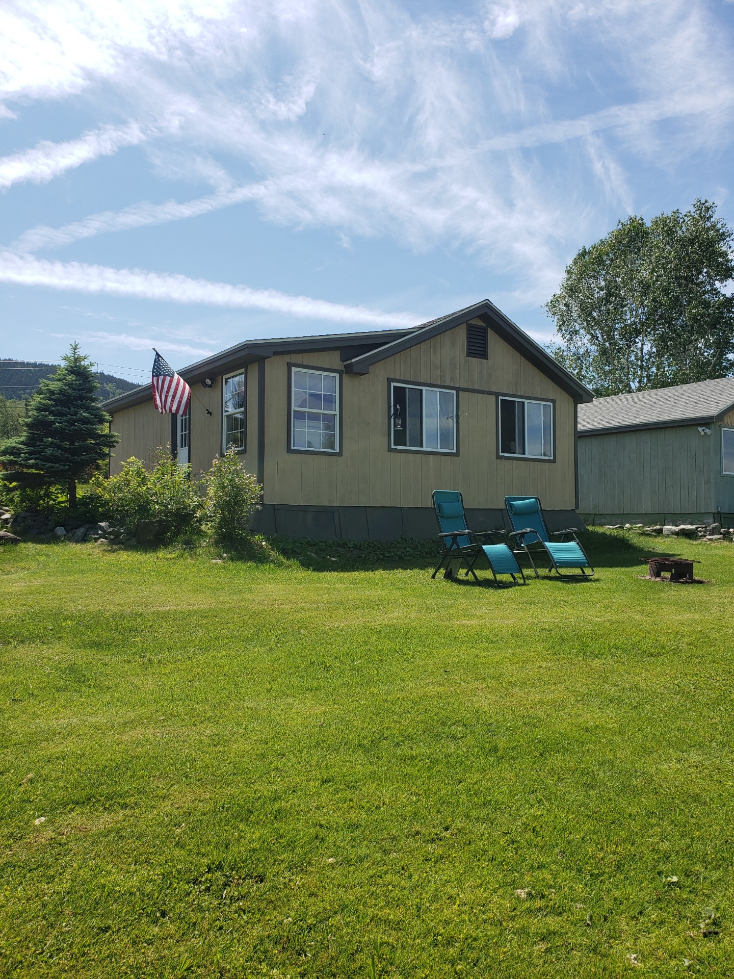 Cozy, clean 3-bedroom cabin on Moose River