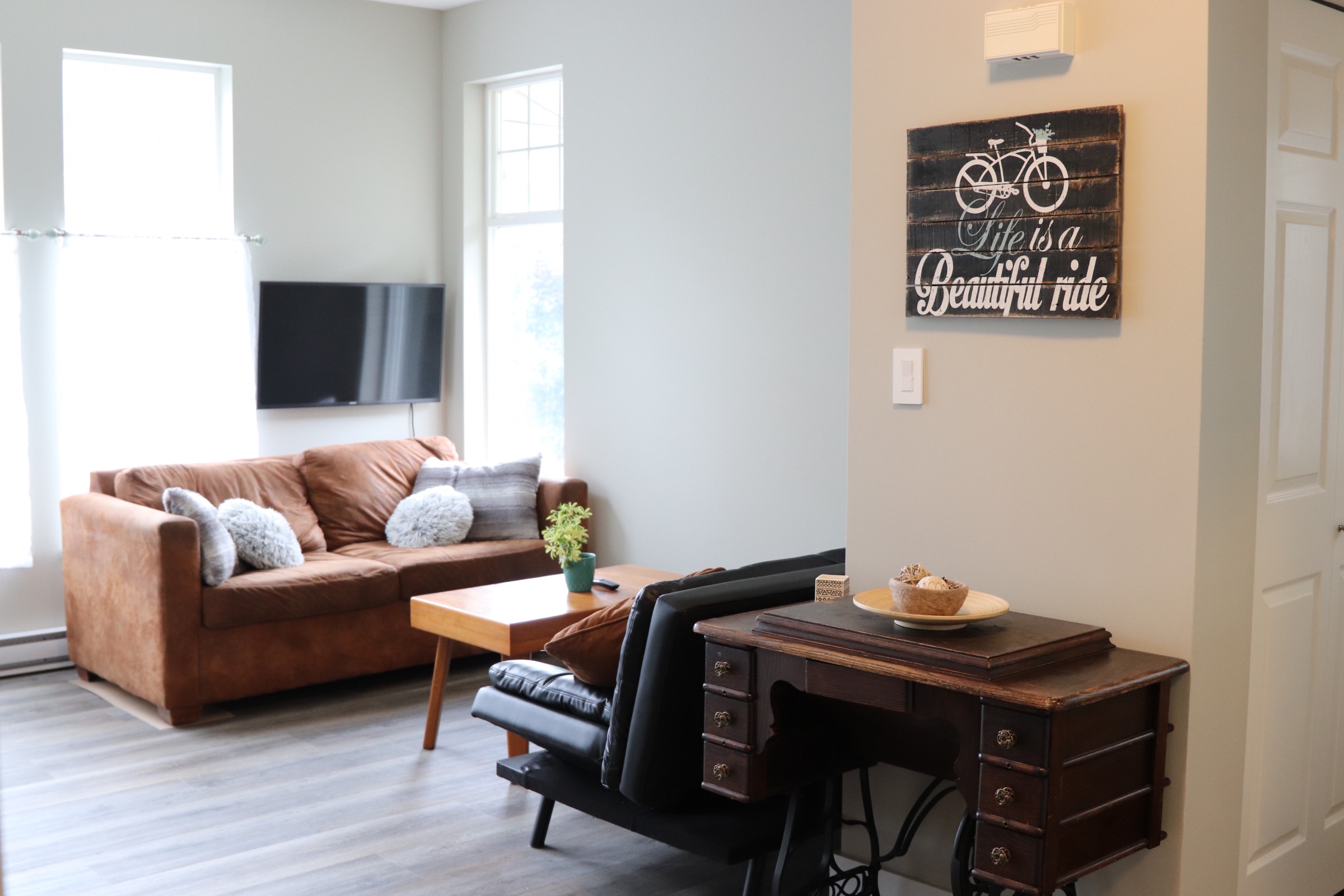 The Pinewood Hideaway-Newly renovated 1 bed suite