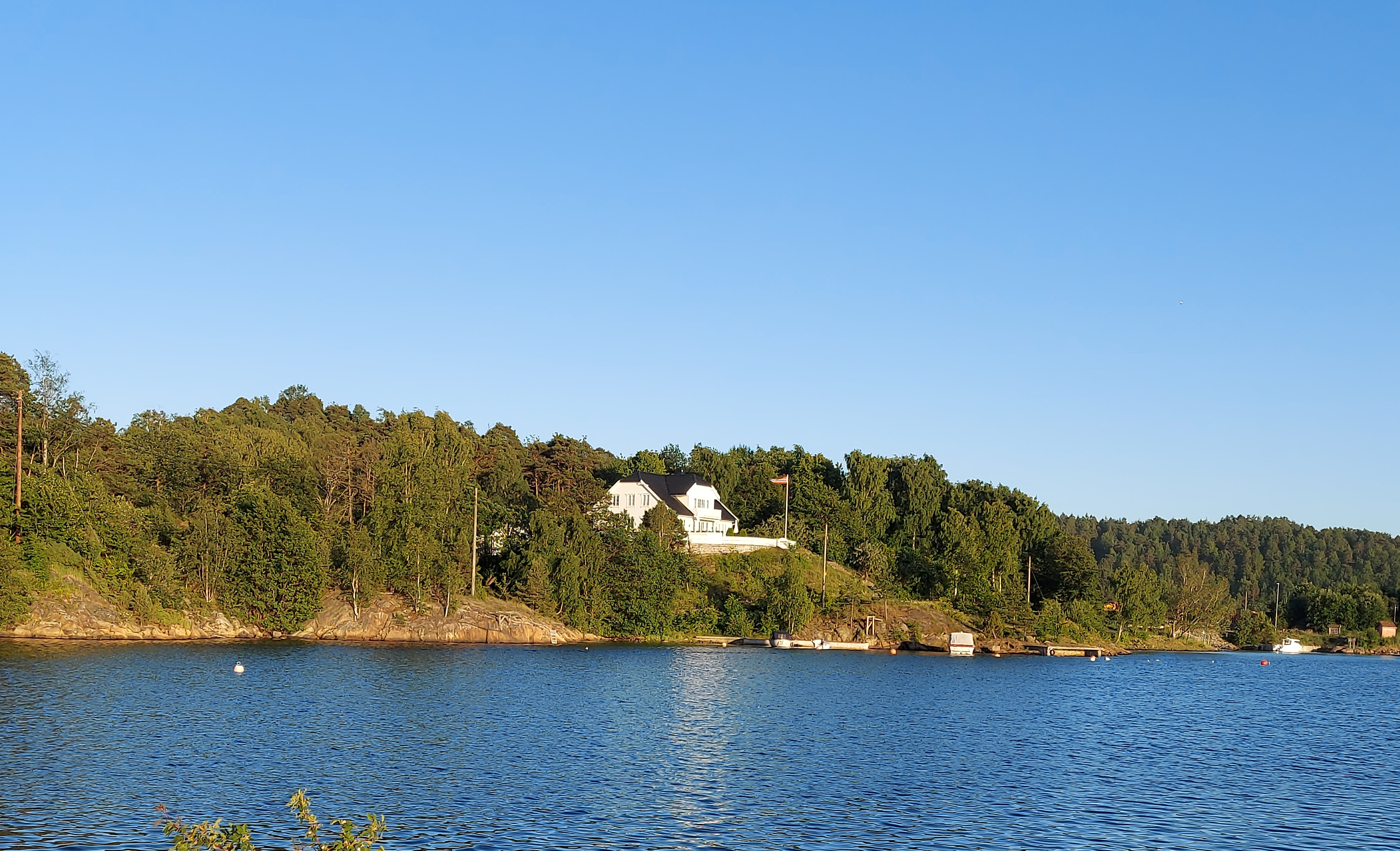 Apartment by the sea on scenic Buøya.