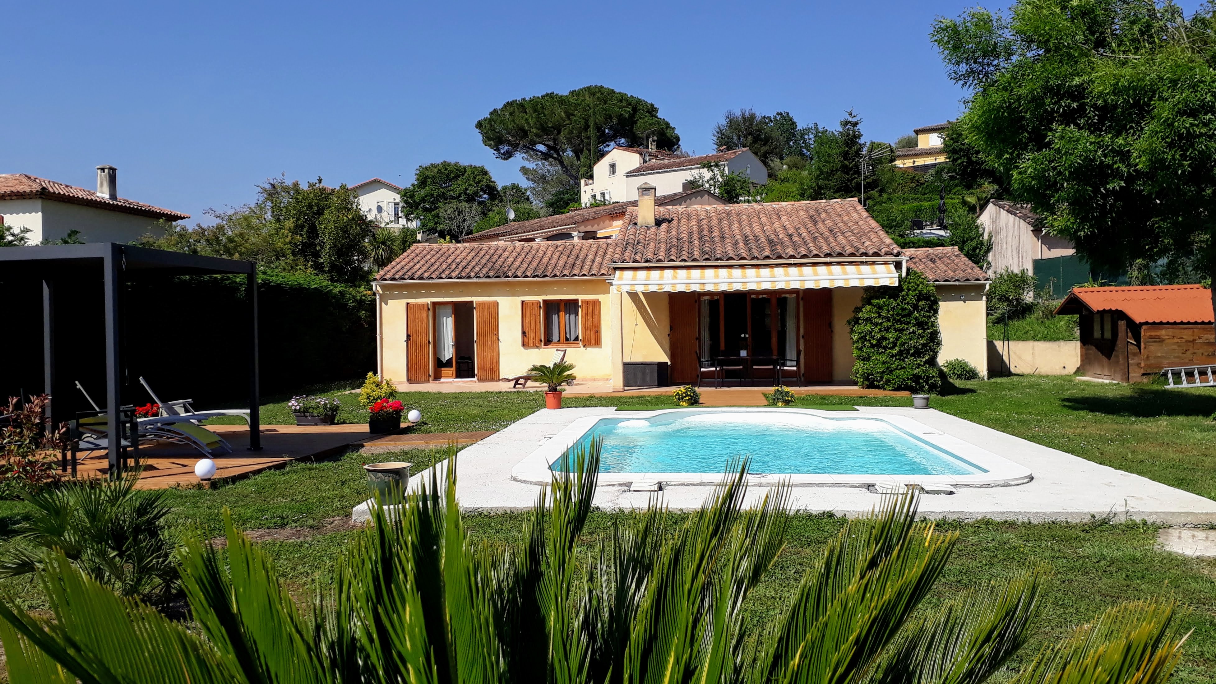 Provencal villa with garden and pool