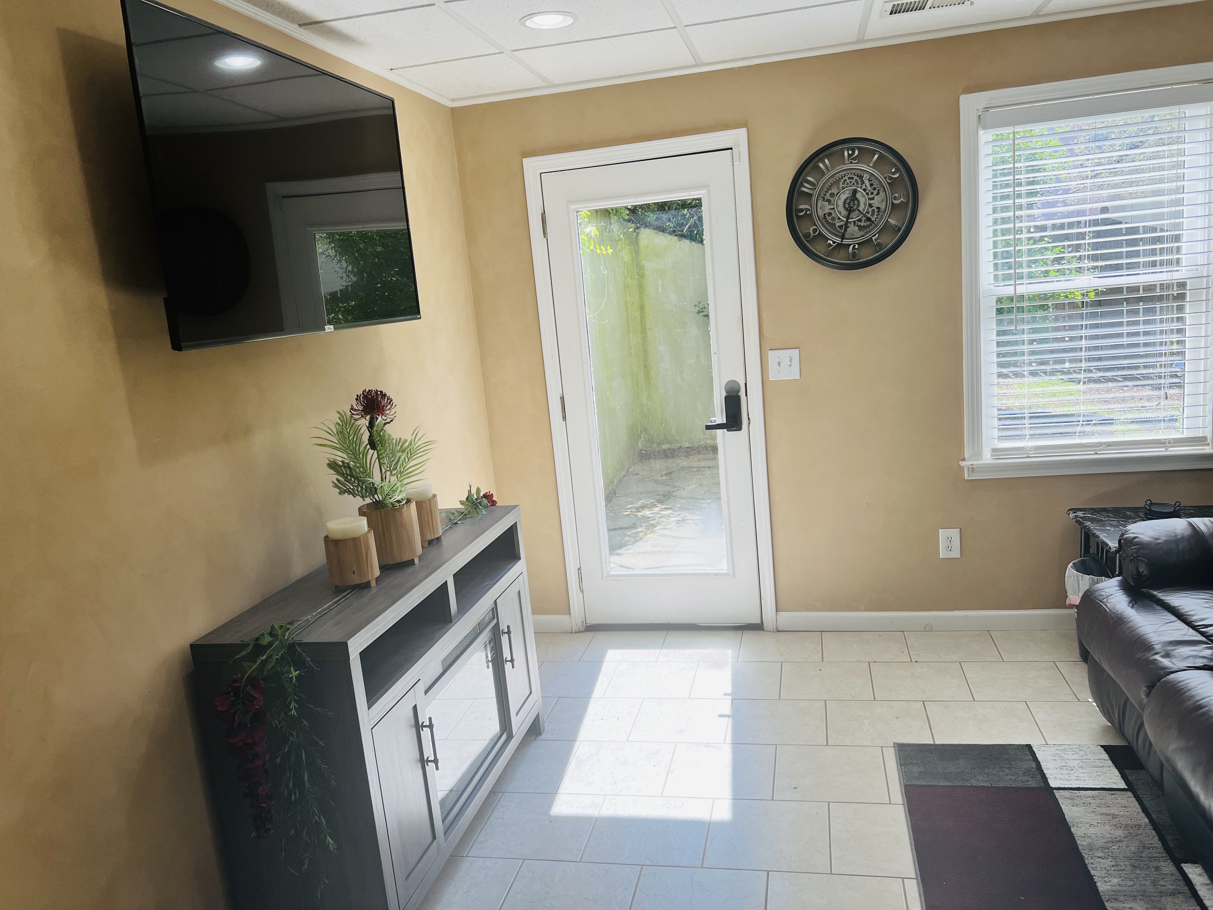 Cozy Basement Bungalow-Lakepoint Sports 15min away