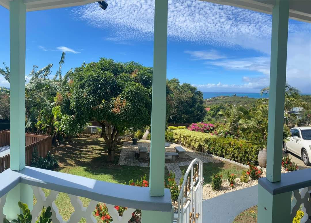 2 bed apt w/ beautiful views-5 min to the beach!