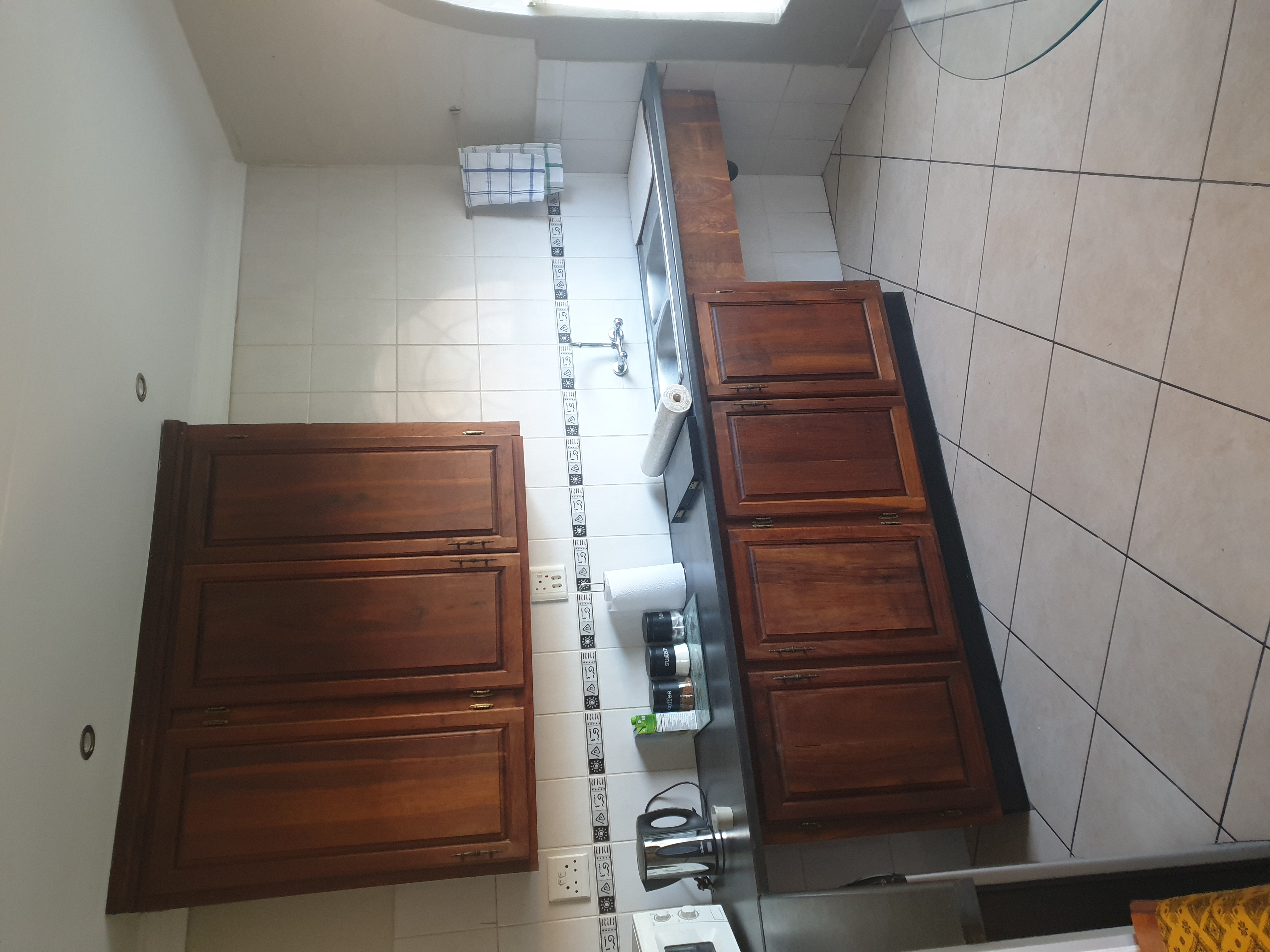 Chalet close to shops and OR Tambo
