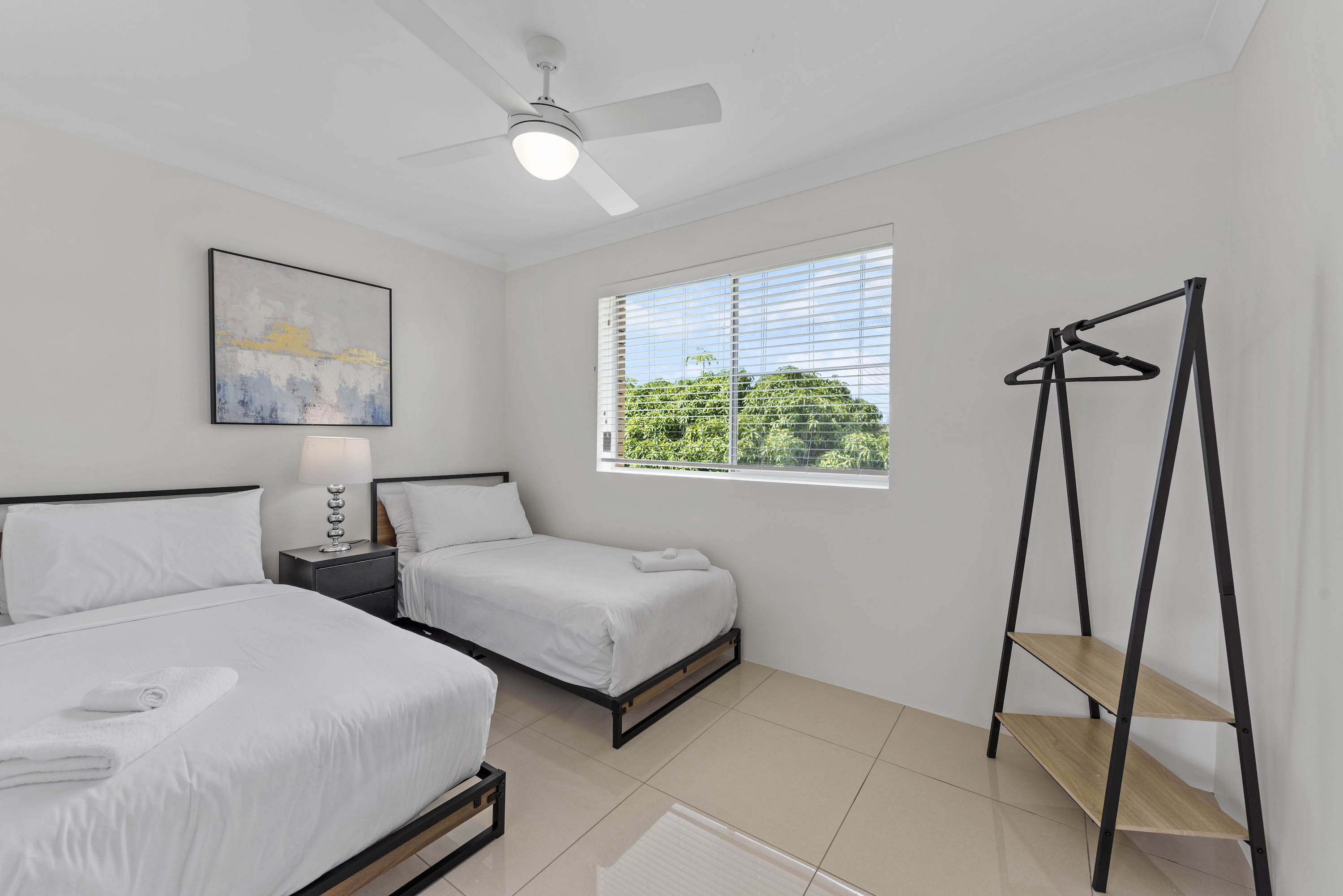 Lovely 3BRM Apt near Gabba w/ Free Parking & WiFi Apartments for Rent in East Brisbane