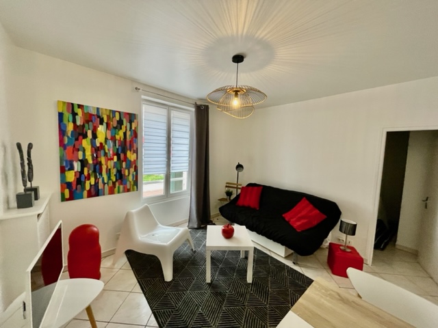 2-room apartment with parking 15 minutes from Paris