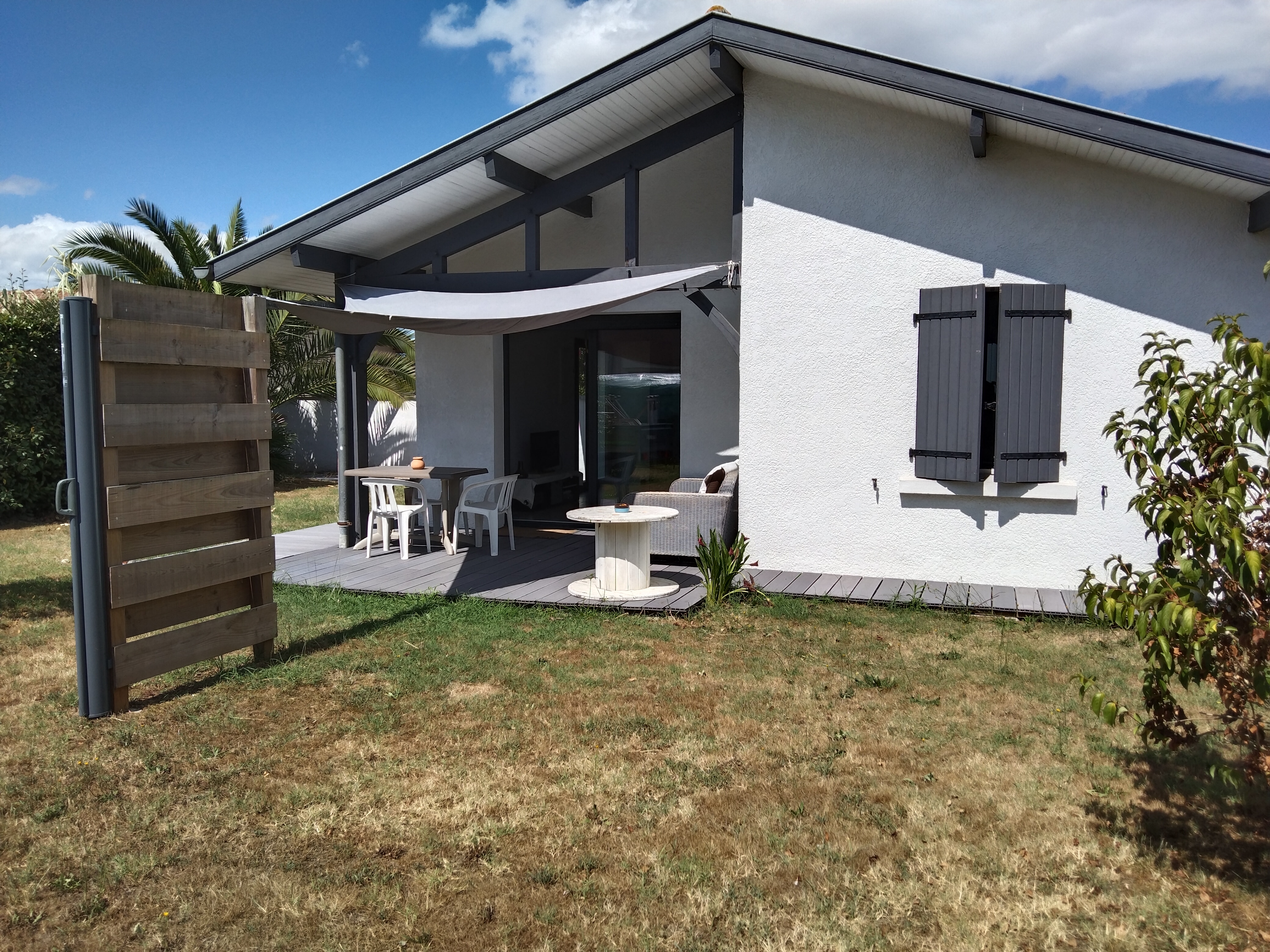 Small adjoining Landaise house