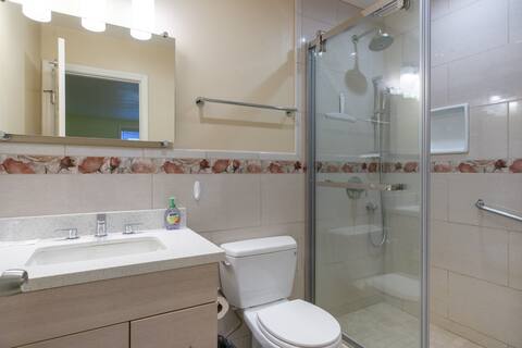 Comfy Room B with private bathroom in Parkside