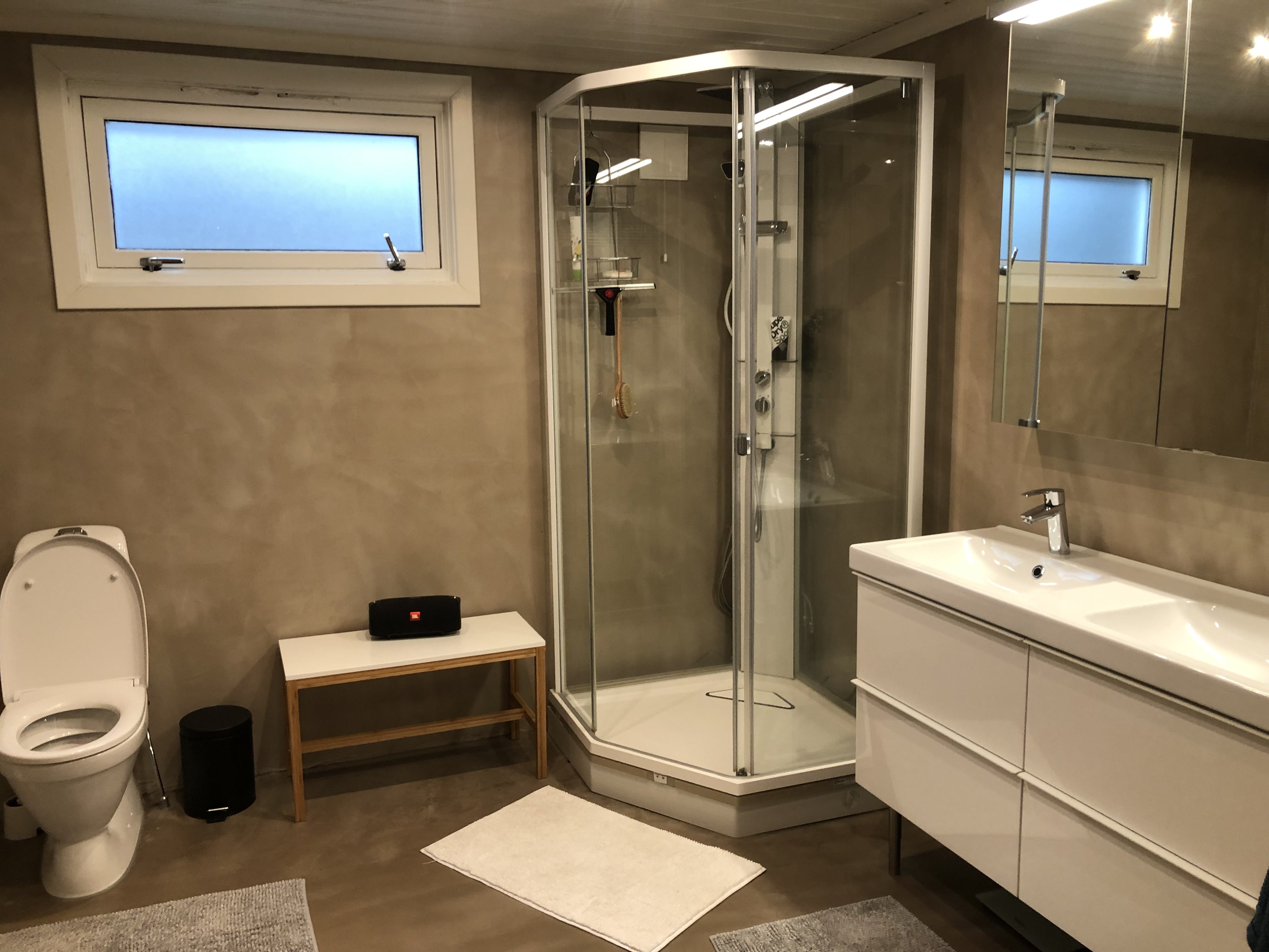 Private room with private bathroom in house with free parking