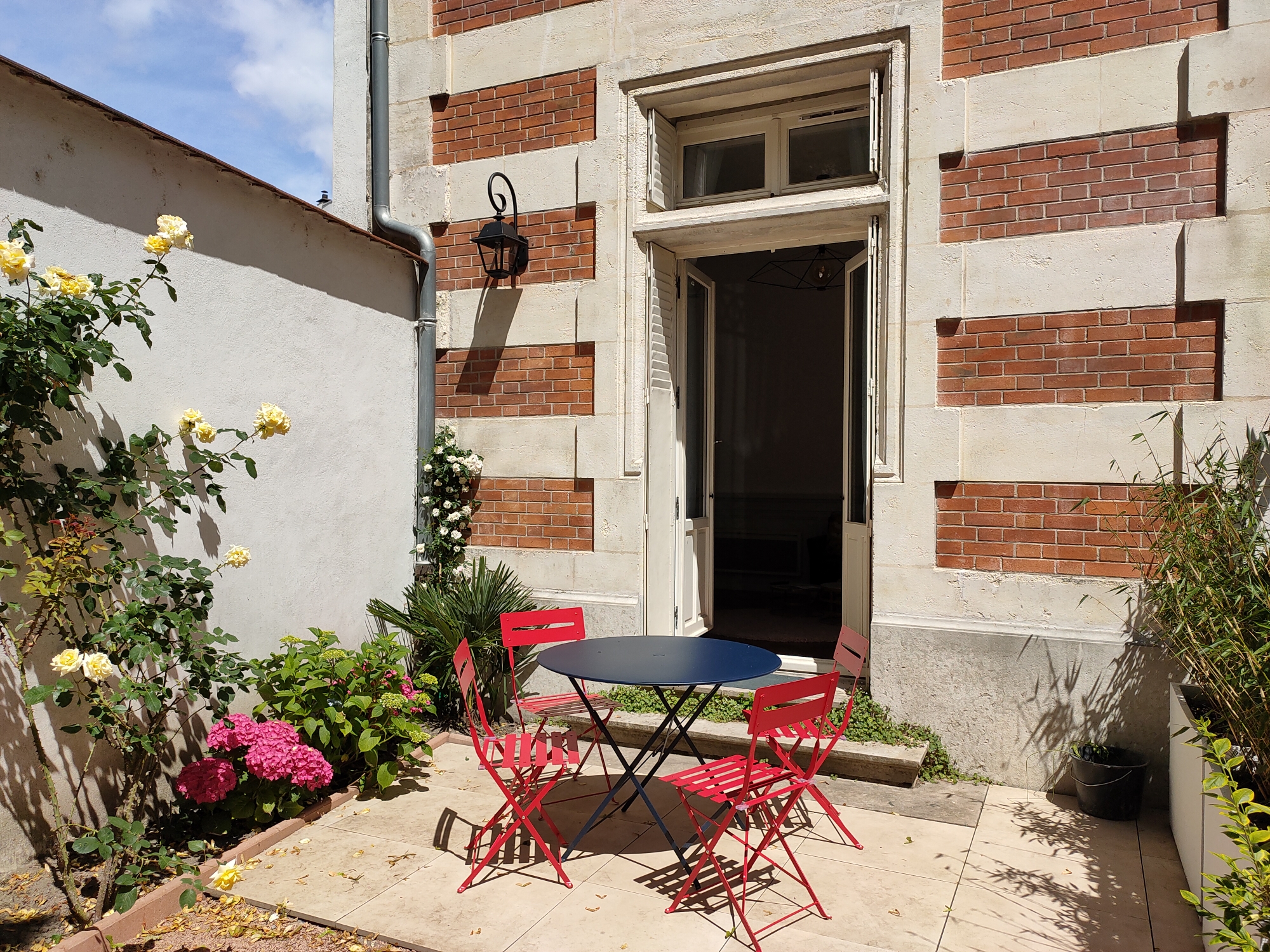 Vichy heart of town beautiful apartment and garden