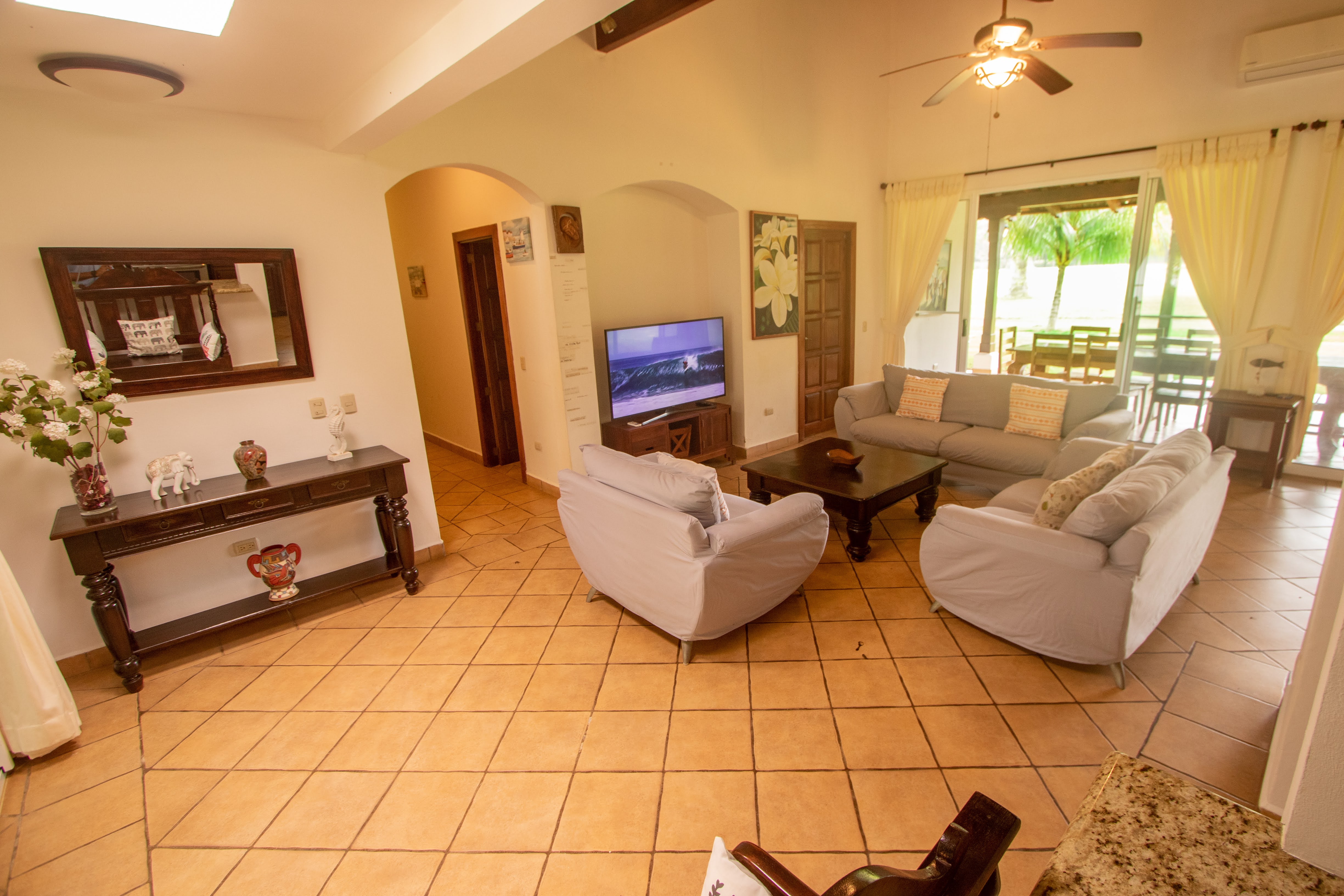 6BR Villa under 5 mins to Colorados & Panga Drops - Image 1
