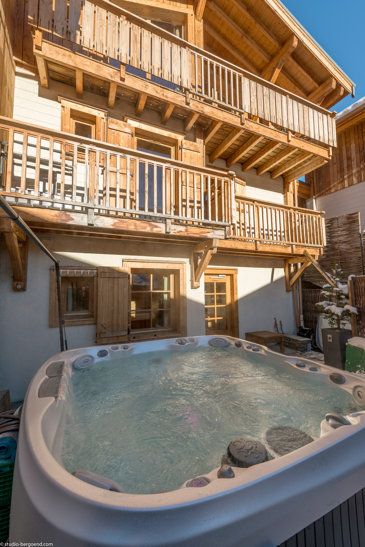 Cosy 4 bedroom chalet with hot tub