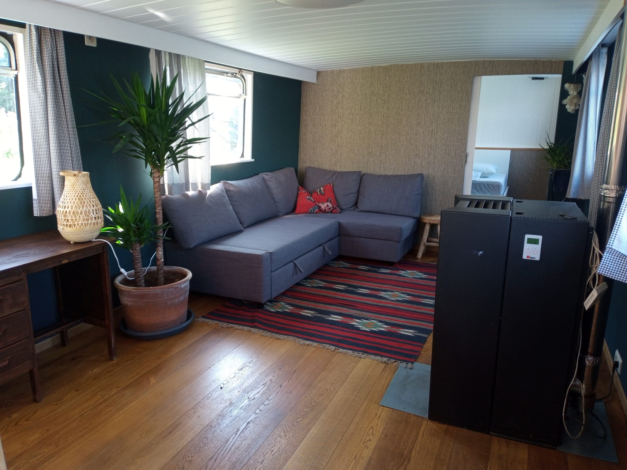 Cozy houseboat in beautiful green surroundings Houseboats for Rent in