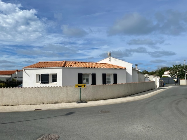 Contemporary house, 300m from the port of the cotinière