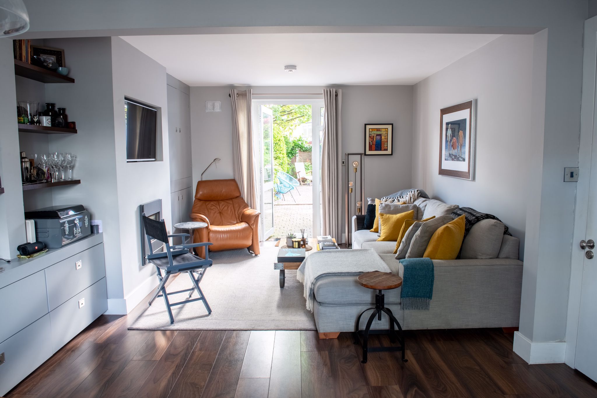 Bright contemporary styled bedroom close to City.