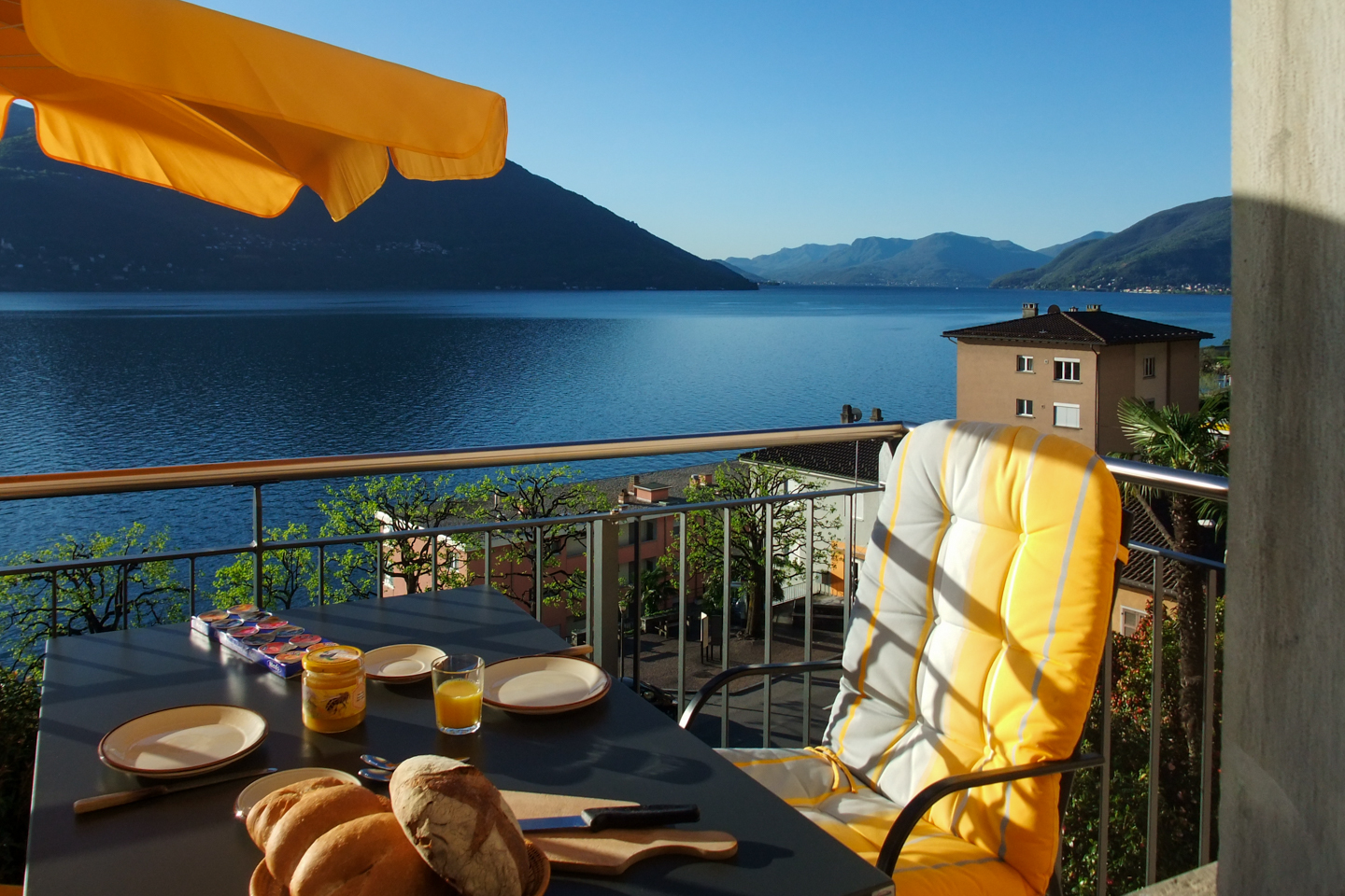 Holidays with a view - in the center of Brissago.