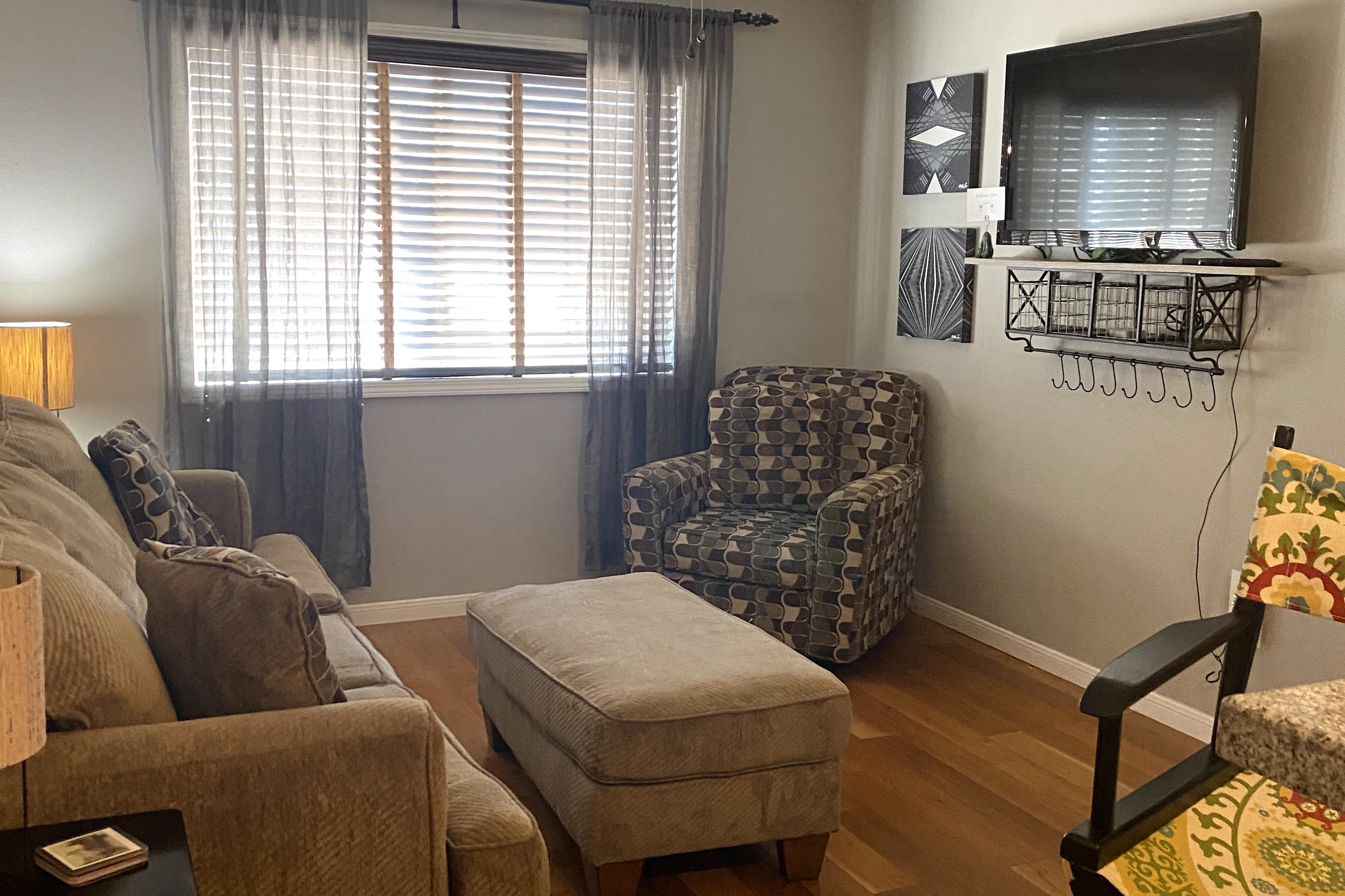 Quaint 2 bedroom apt. with dedicated work space.