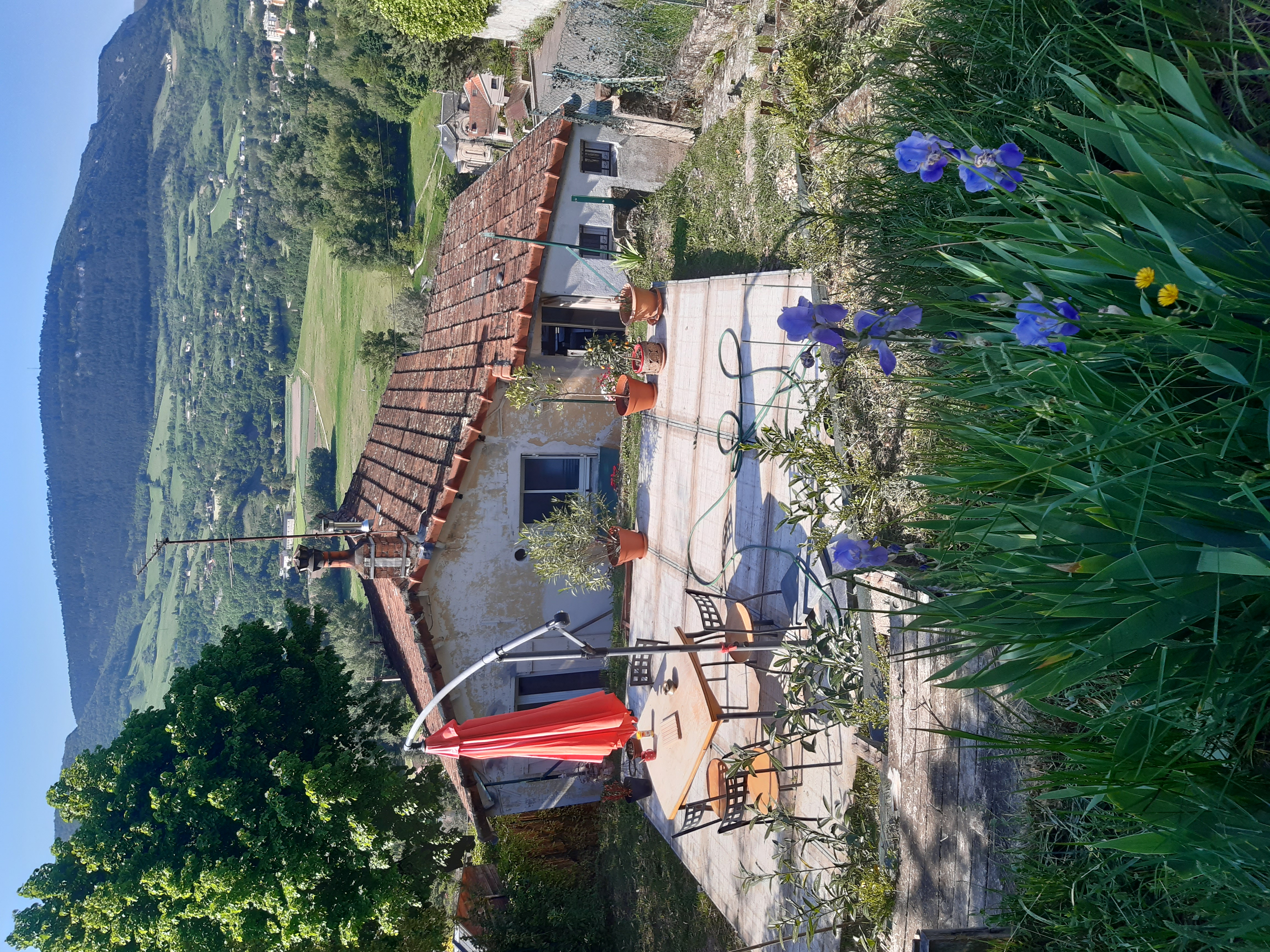 Quiet little vine house with superb views