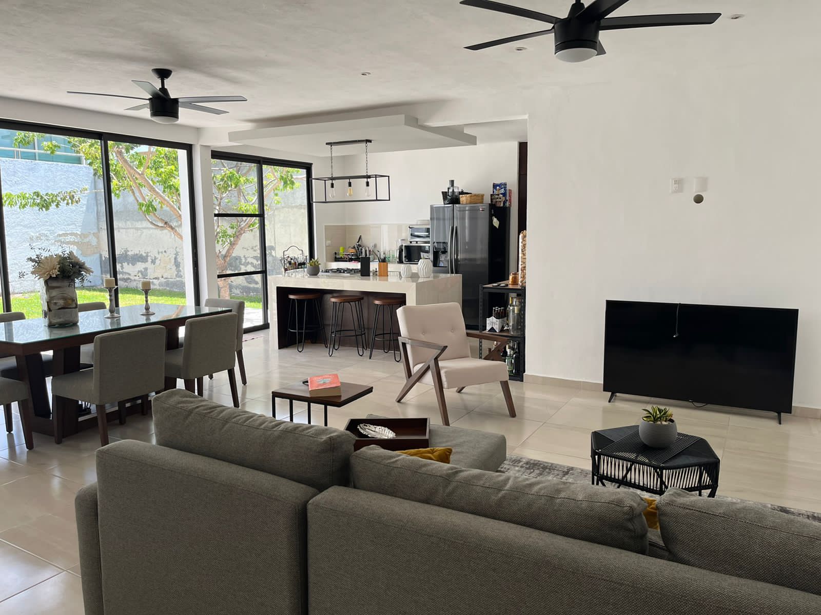 Modernes Haus mit Parkplatz und Grill. - Airbnb