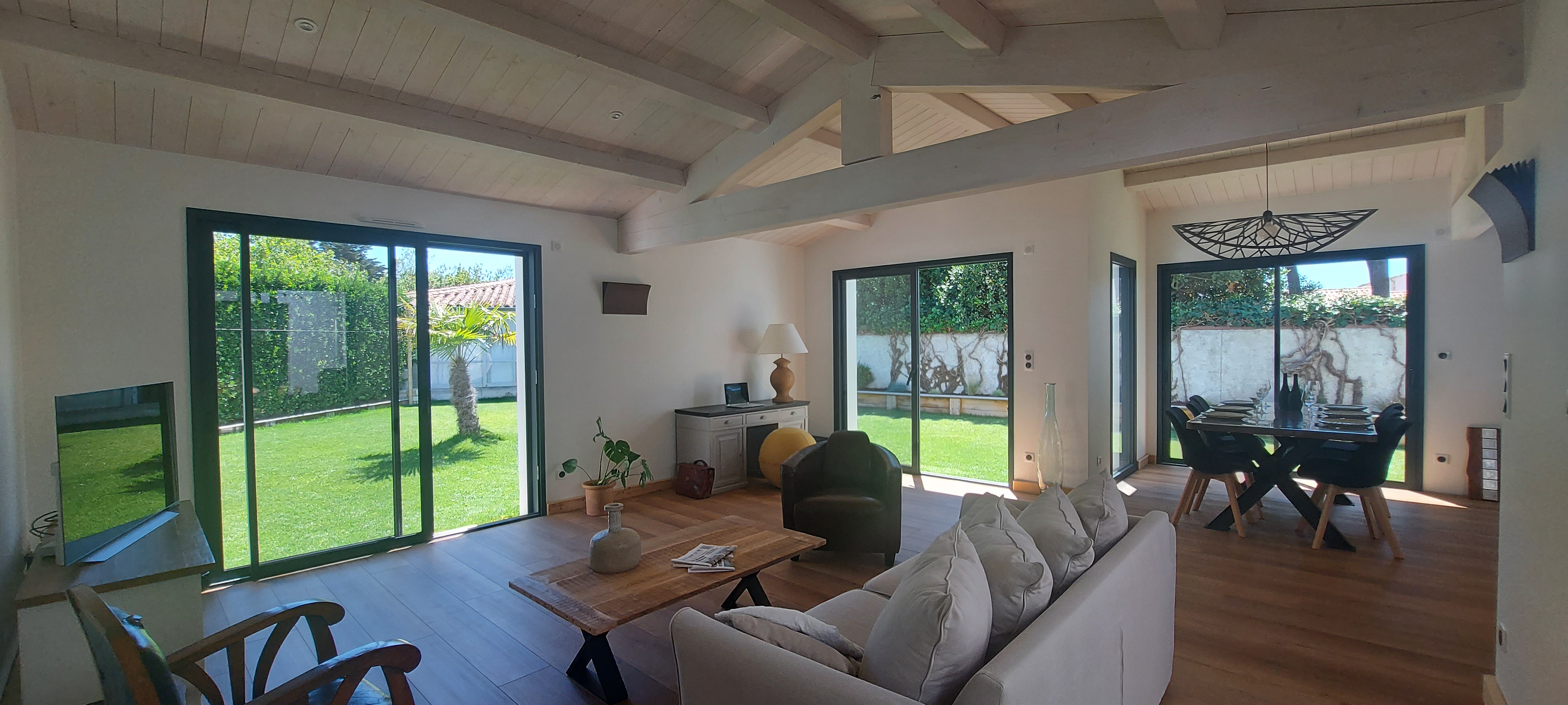 Charming new villa a short walk to the beach